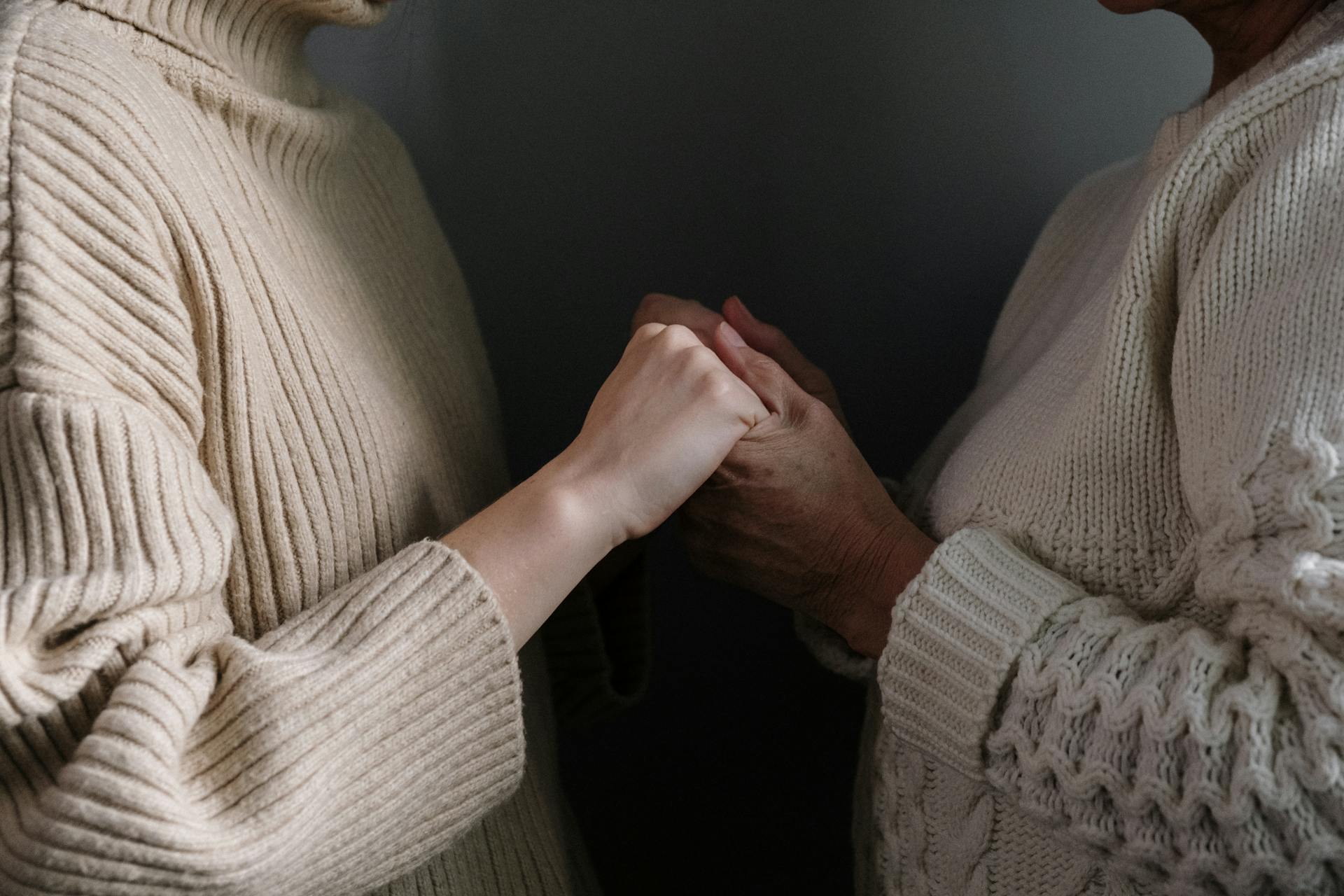 Eine Frau hält die Hände ihrer Mutter | Quelle: Pexels