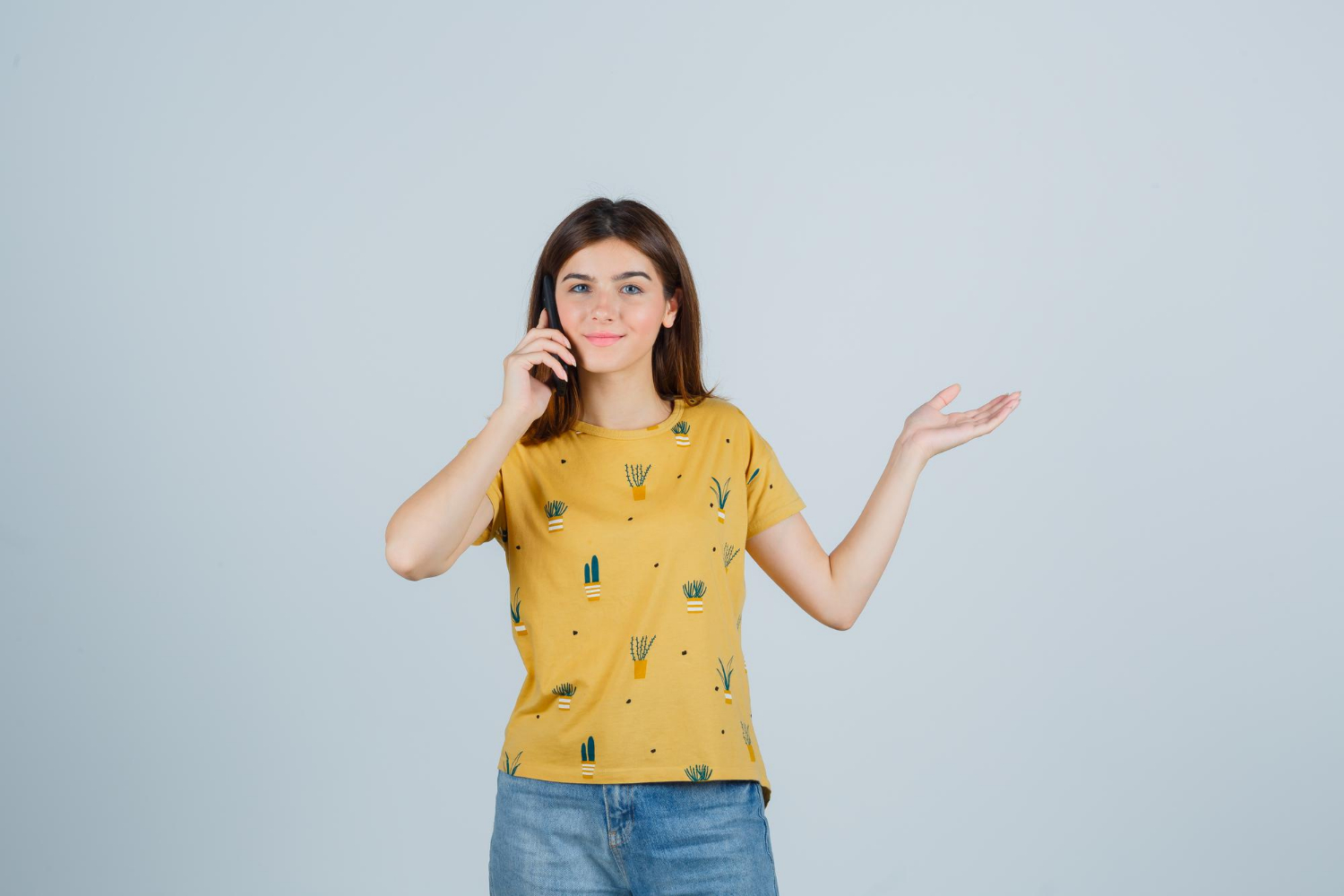 Eine entzückte junge Frau beim Telefonieren | Quelle: Freepik