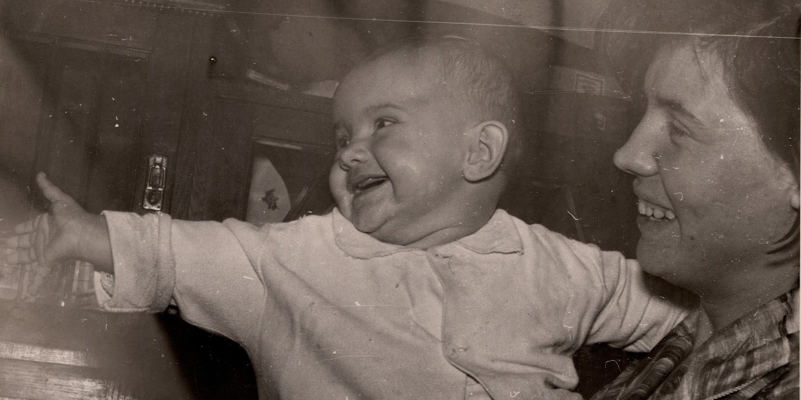 Ein altes Foto von einer Mutter und ihrem Baby | Quelle: Shutterstock