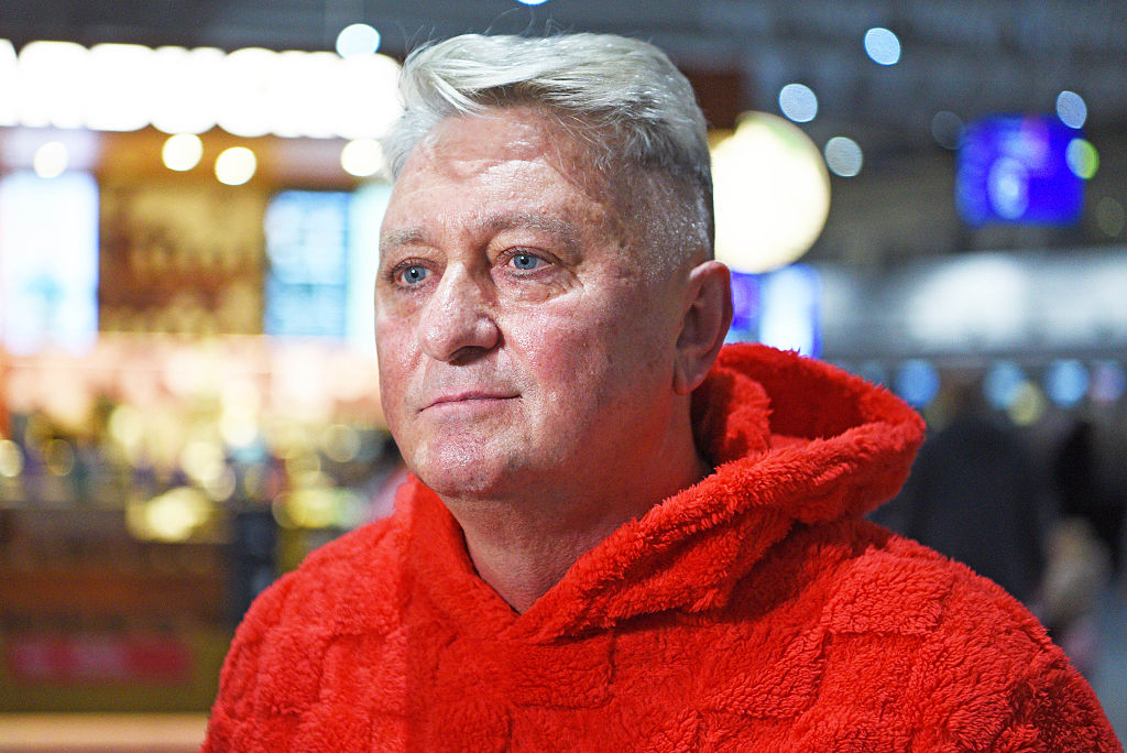 Hubert Fella bricht am 15. Januar 2026 am Frankfurter Flughafen nach Australien auf, um an der Reality-TV-Show „Ich bin ein Star – Holt mich hier raus!“ teilzunehmen | Quelle: Getty Images