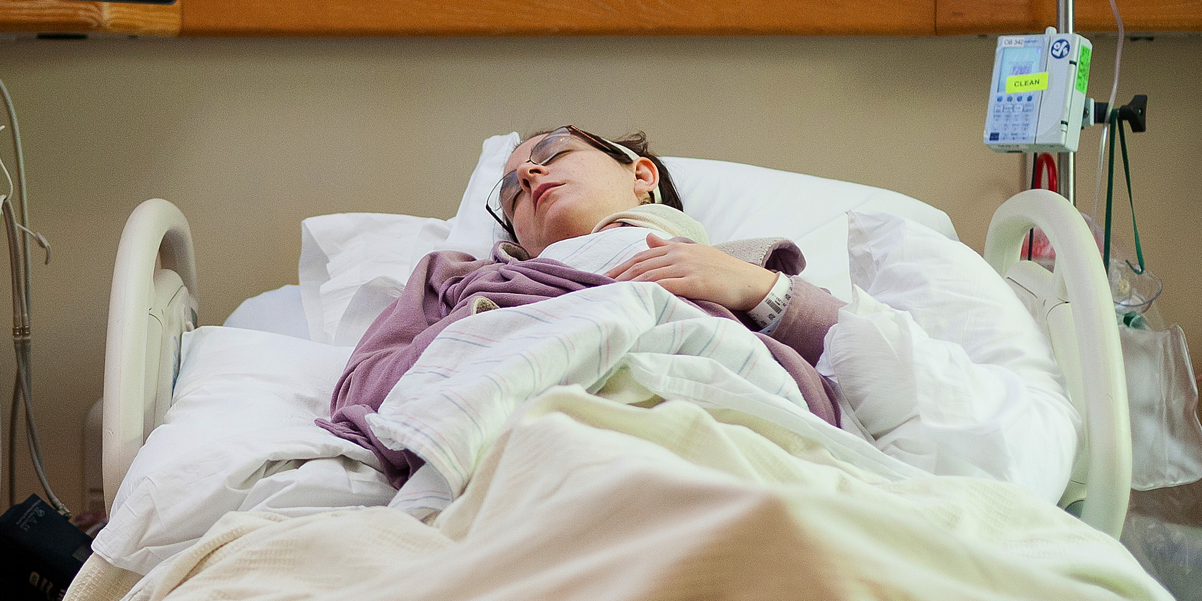 Eine Frau in einem Krankenhausbett | Quelle: Flickr