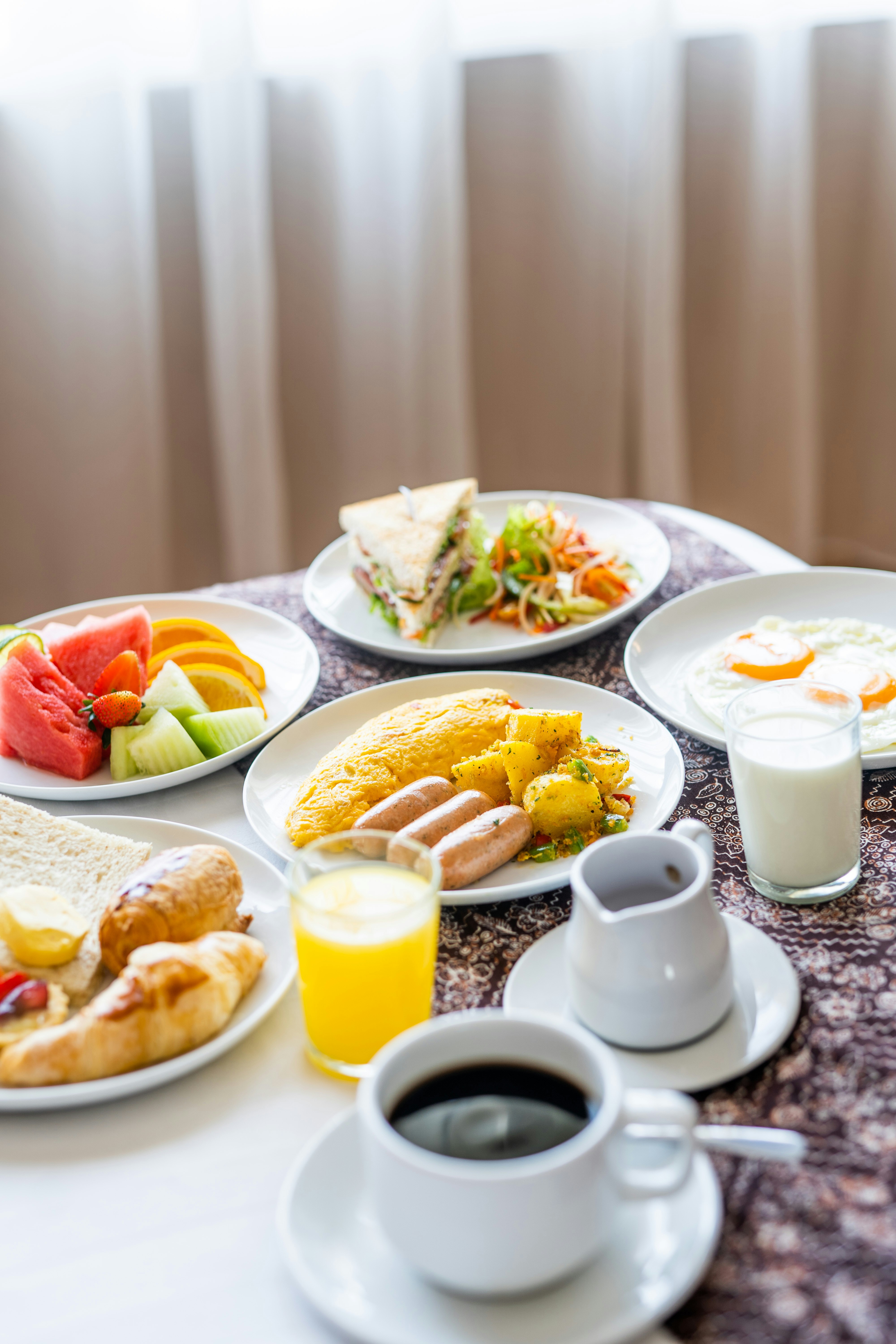 Essen an einem Frühstücksbuffet | Quelle: Unsplash