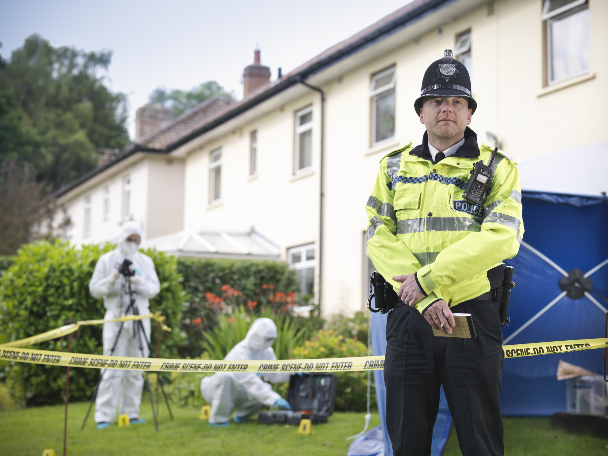 Porträt eines Polizisten am Tatort | Quelle: Getty Images