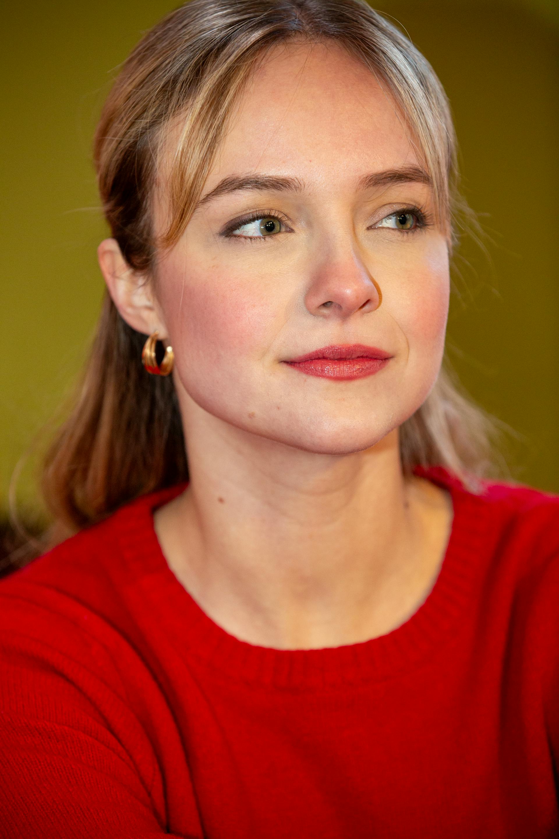 Eine nachdenkliche Frau, die jemanden ansieht | Quelle: Pexels