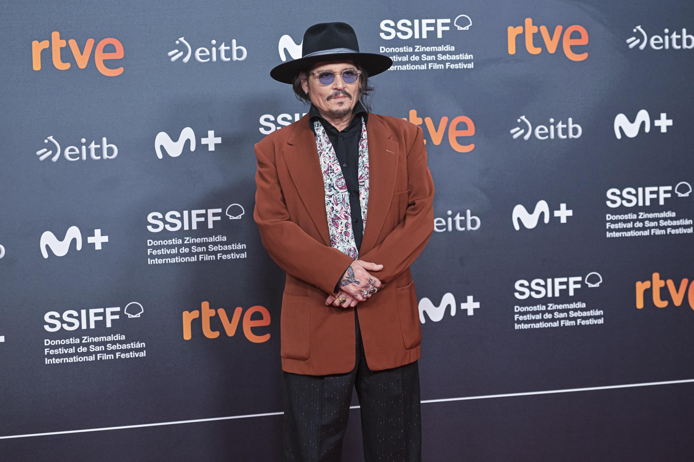 Johnny Depp besucht die Premiere von „Modi, Three Days on the Wings of Madness“ in San Sebastian, Spanien, am 24. September 2024 | Quelle: Getty Images