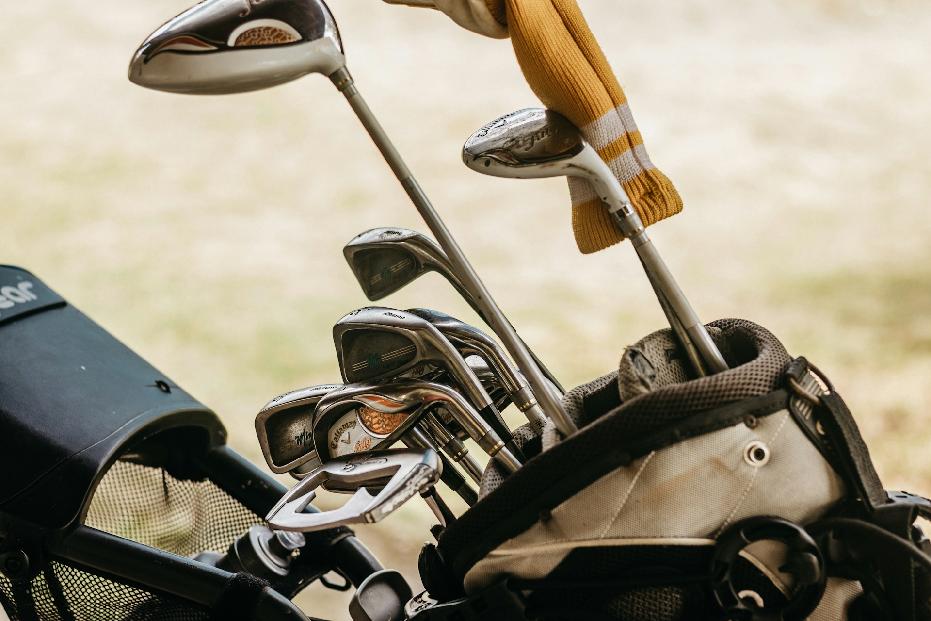 Ein Satz Golfschläger | Quelle: Unsplash
