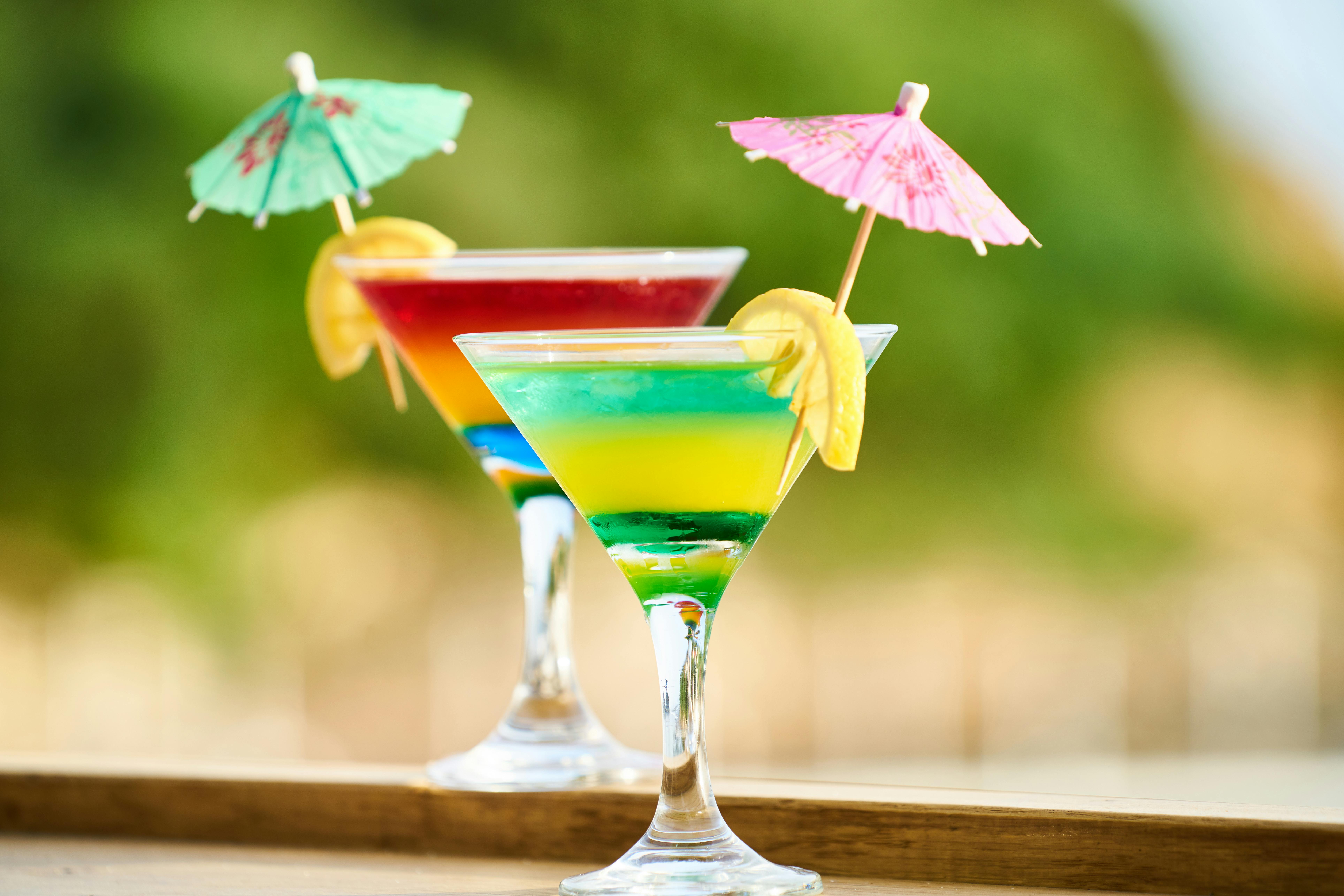 Zwei Cocktails mit Regenschirmen | Quelle: Pexels