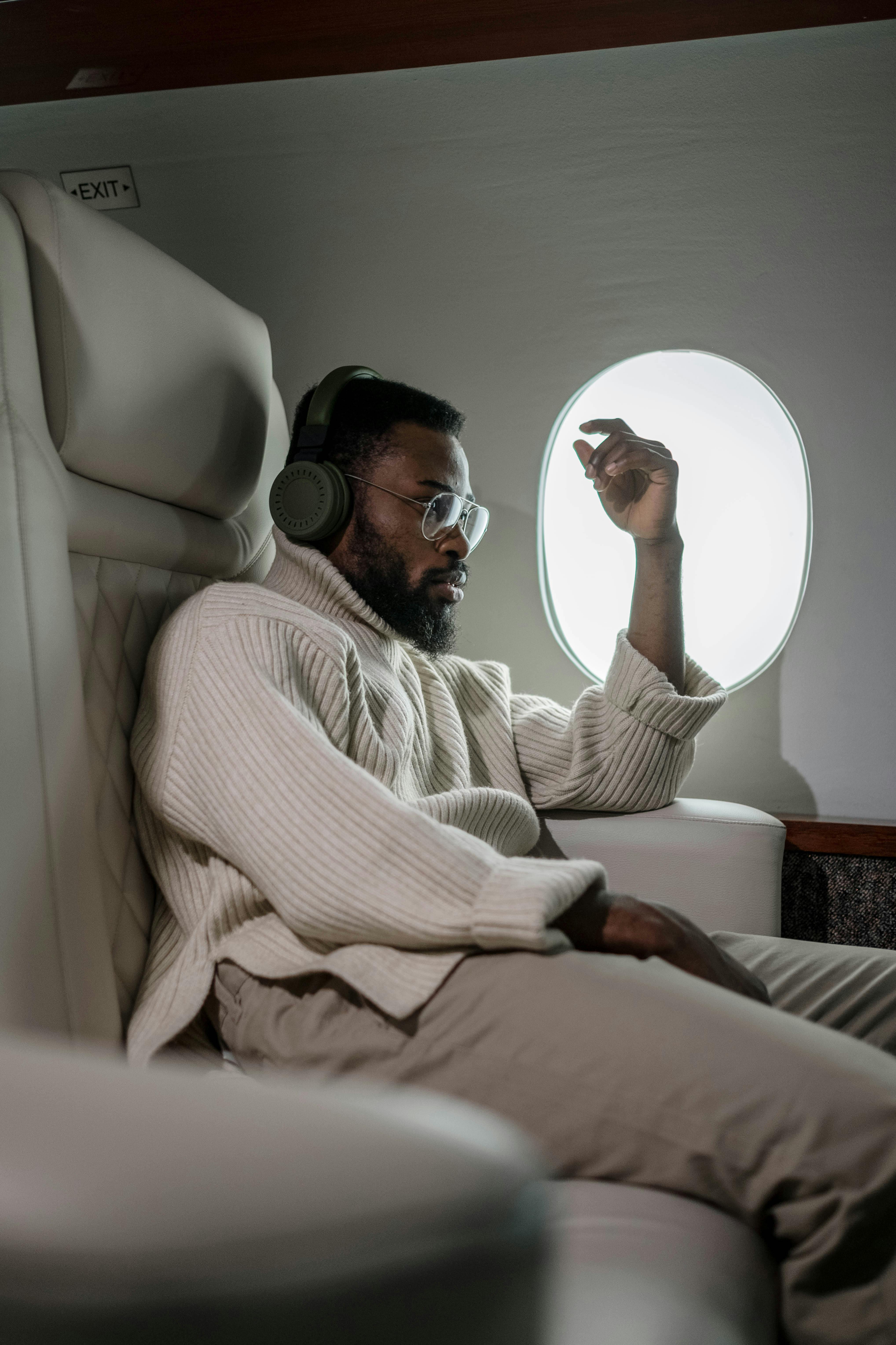 Mann im Inneren eines Flugzeugs | Quelle: Pexels