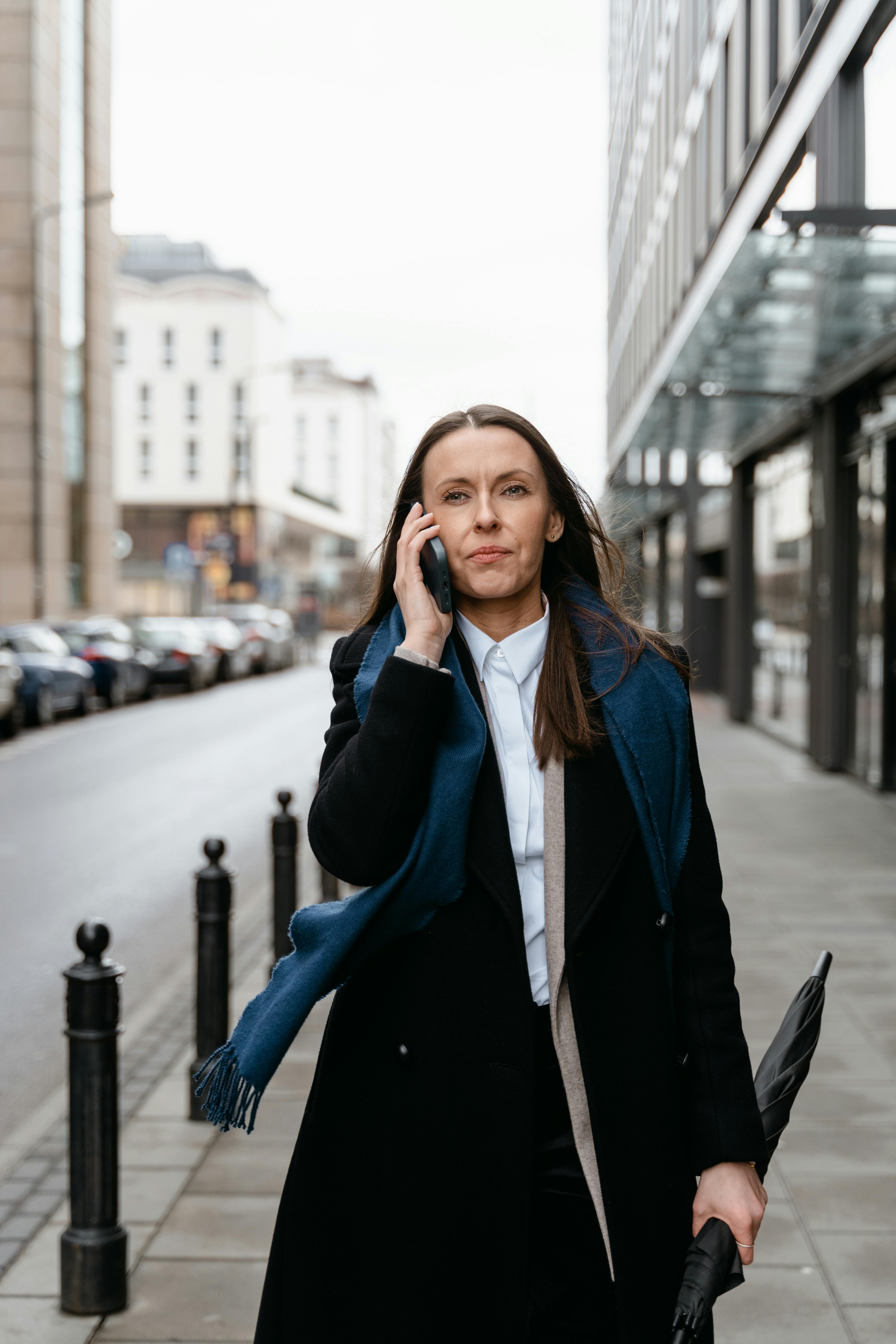 Eine ernste Frau bei einem Anruf | Quelle: Pexels