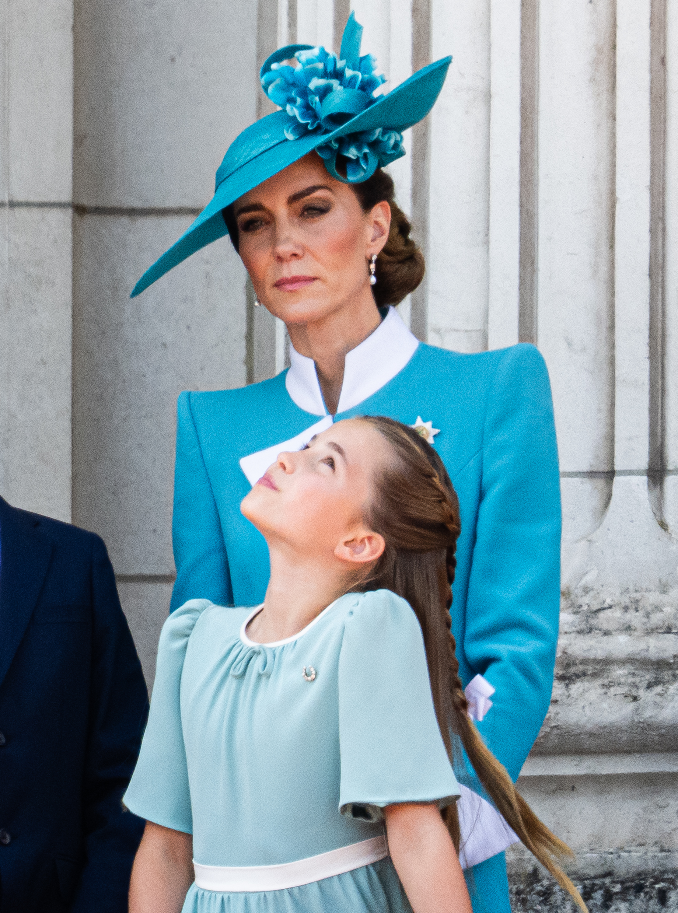 Prinzessin Charlotte schaut zu ihrer Mutter Catherine auf, als sie während der Trooping The Colour-Zeremonie 2025 Fotos auf dem Balkon des Palastes machen