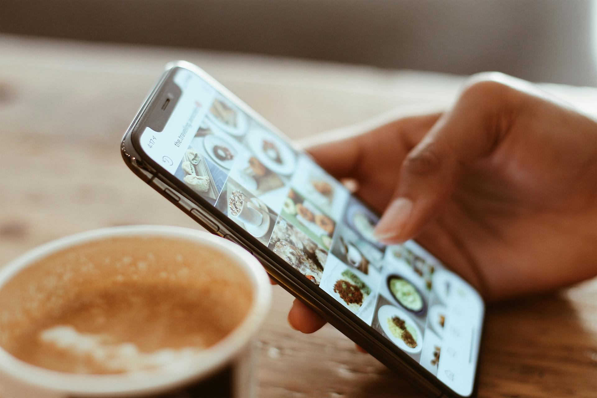 Eine Person hält ein Telefon | Quelle: Pexels