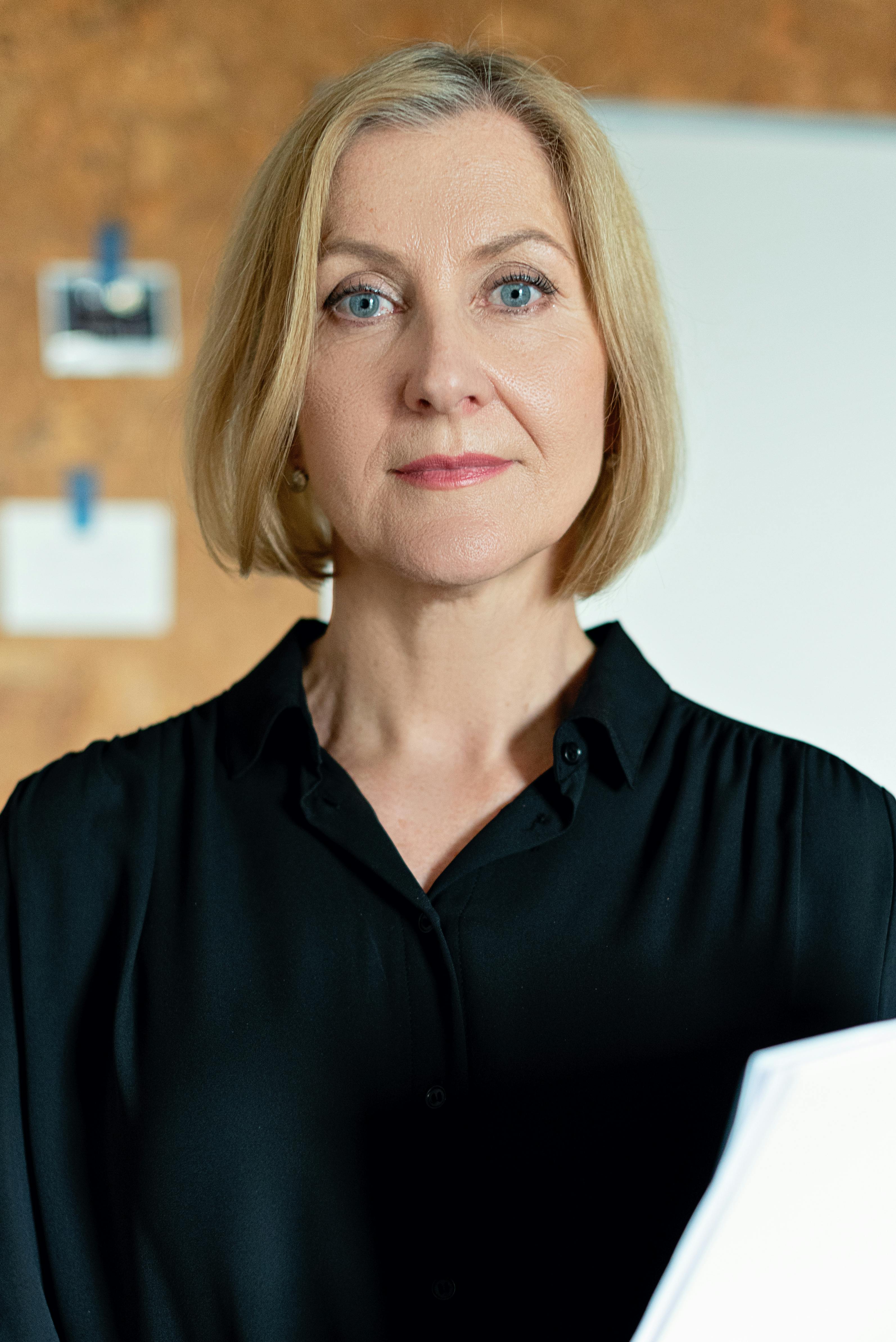 Eine Frau hält ein Dokument | Quelle: Pexels