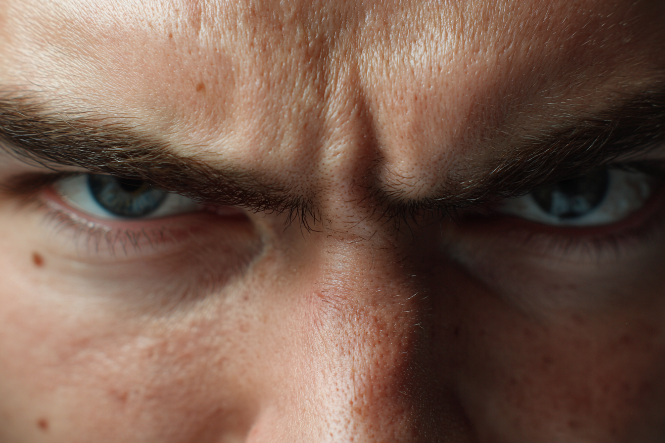 Eine Nahaufnahme der Augen eines Mannes | Quelle: Midjourney