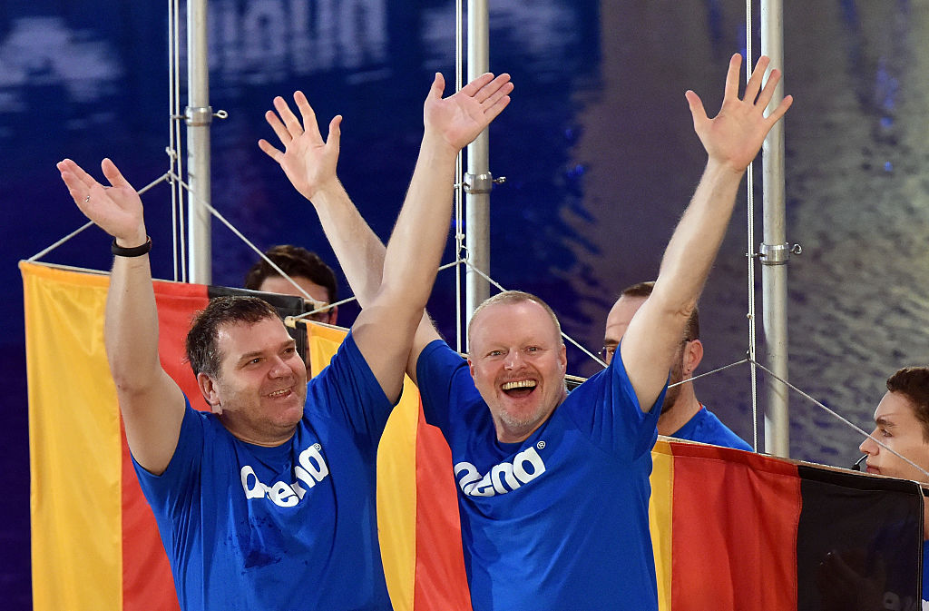 Entertainer Stefan Raab (R) und Entertainer Elton (L) feiern ihren 3. Platz während der TV-Show „TV Total Turmspringen“ am 28. November 2015 in München | Quelle: Getty Images
