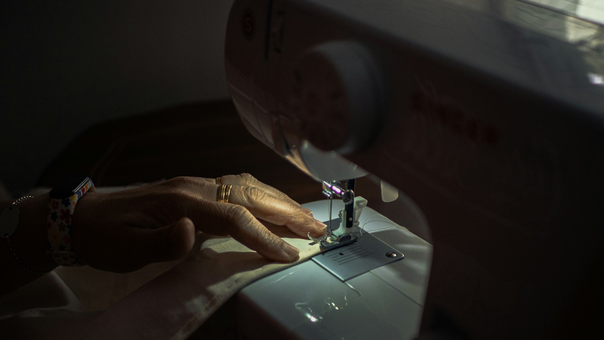 Eine Frau mit einer Nähmaschine | Quelle: Unsplash