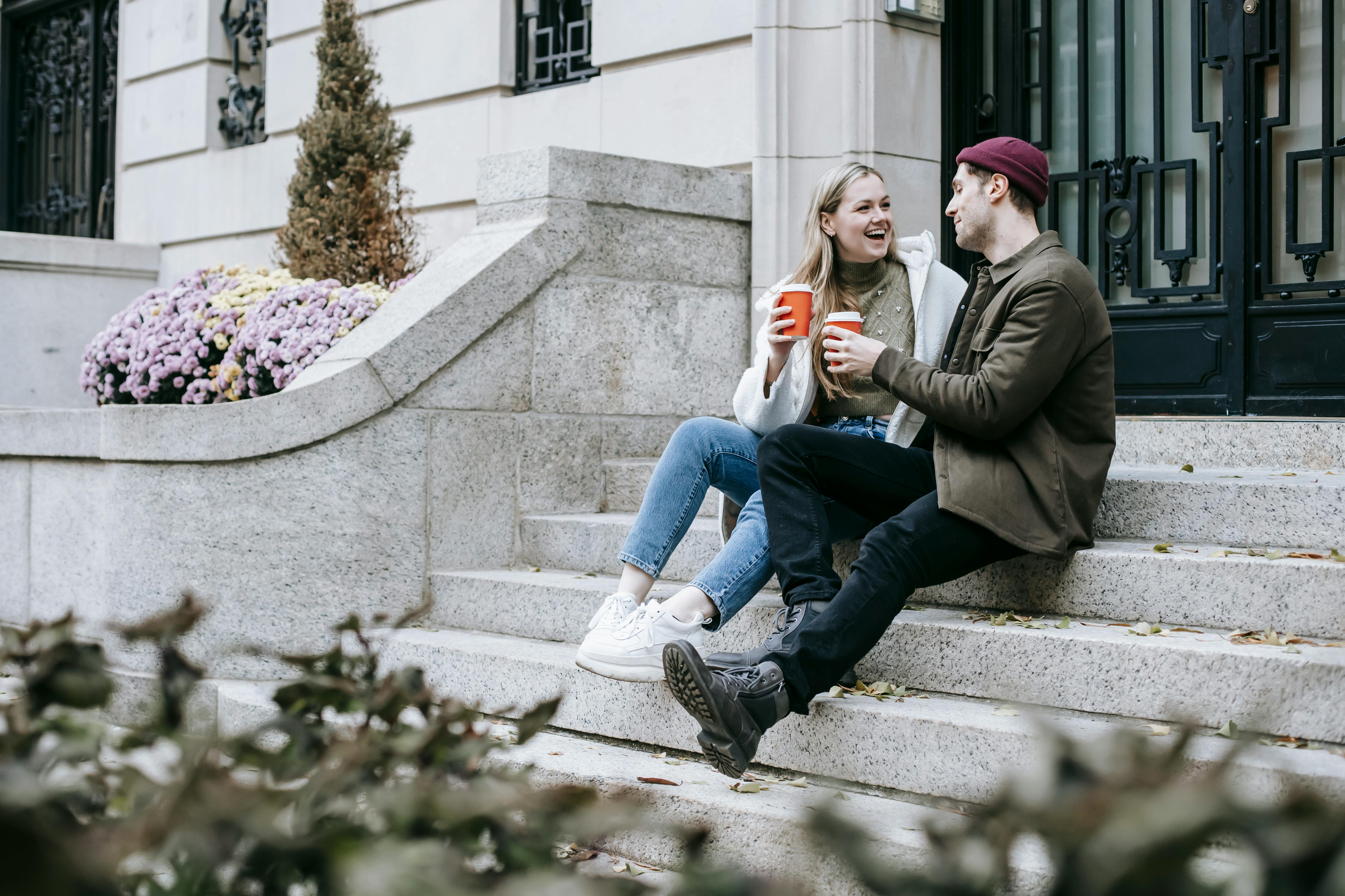 Menschen, die gemeinsam Kaffee trinken | Quelle: Pexels