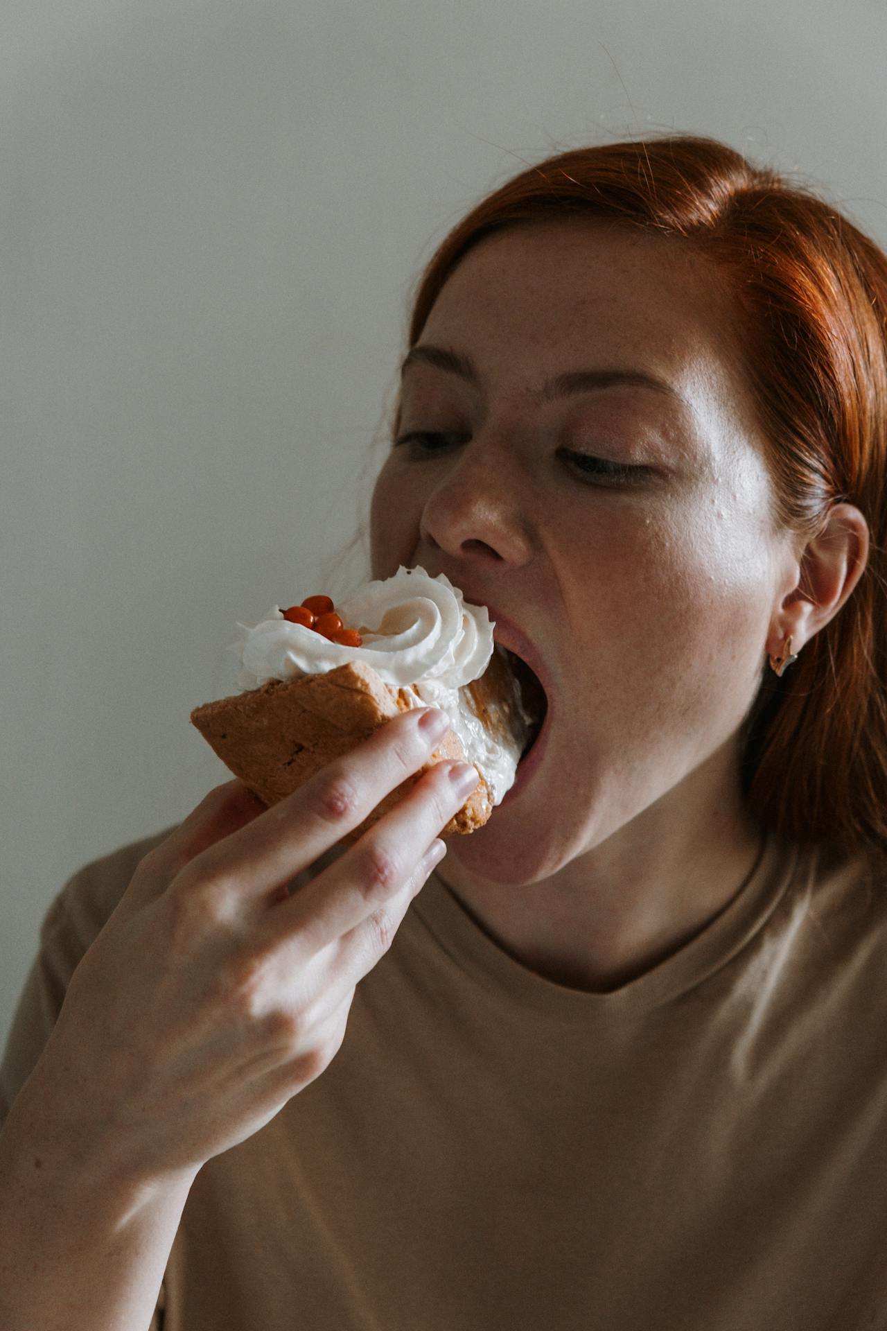 Eine Frau isst ein Stück Kuchen | Quelle: Pexels