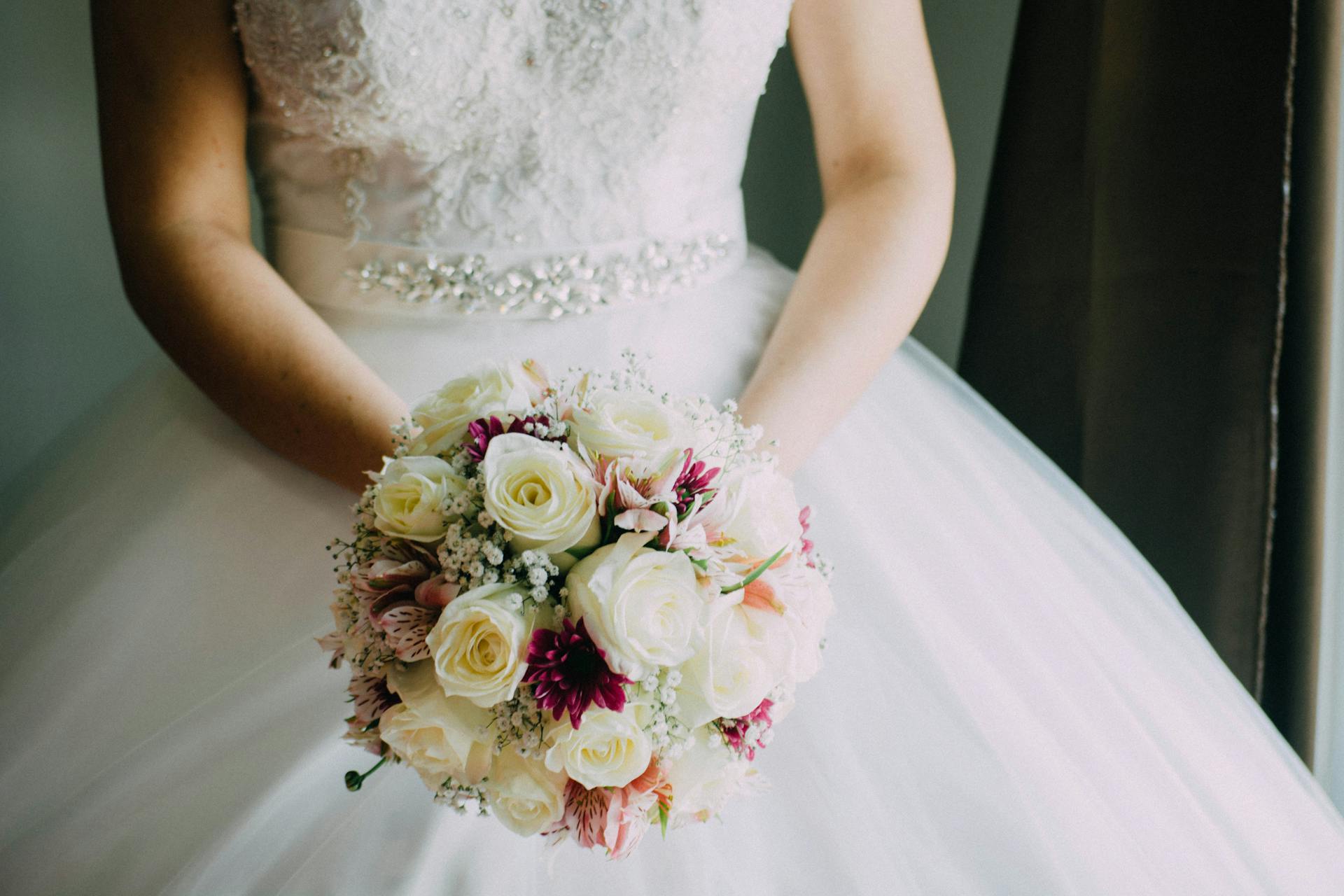 Eine Braut mit Blumen in der Hand | Quelle: Pexels