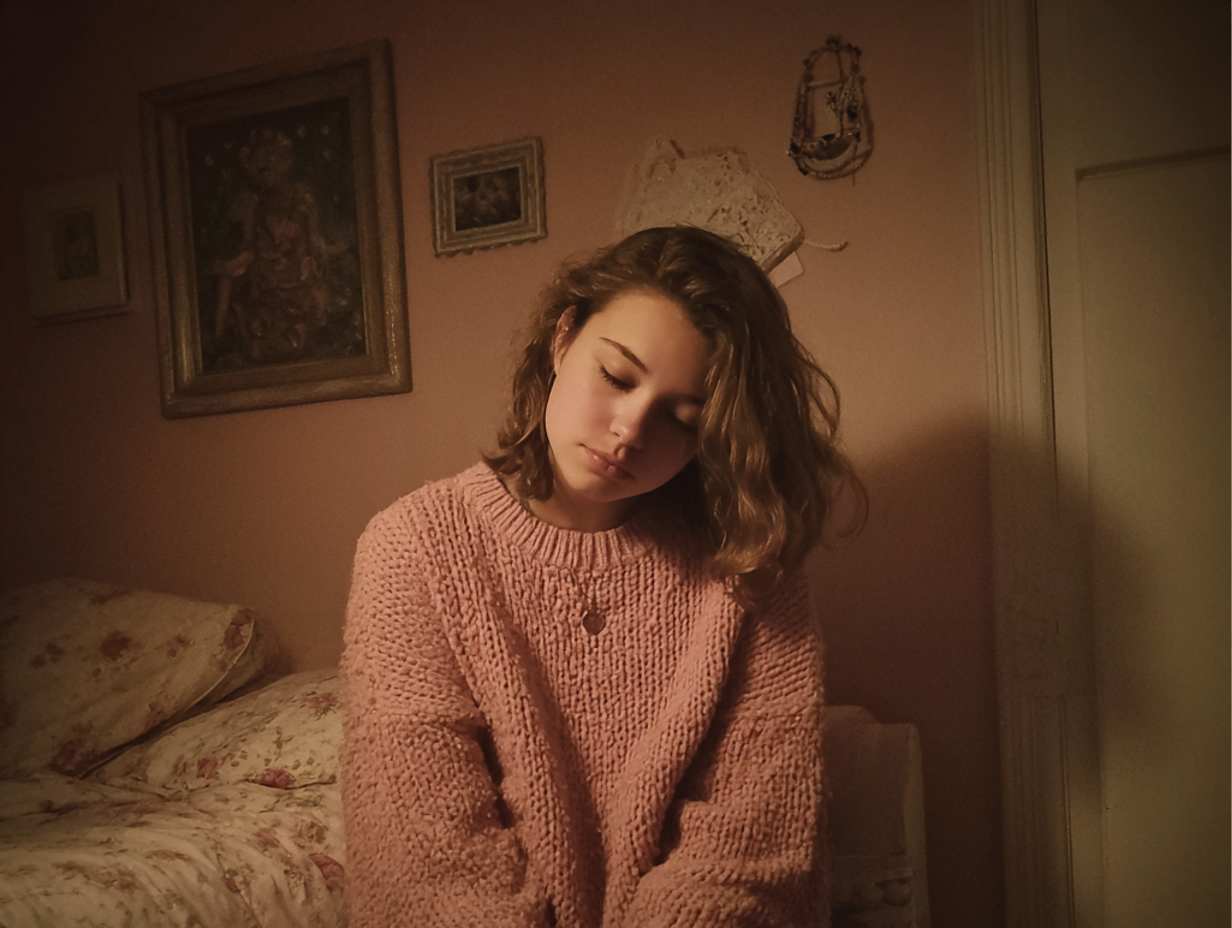 Ein emotionaler Teenager sitzt in einem Schlafzimmer | Quelle: Midjourney