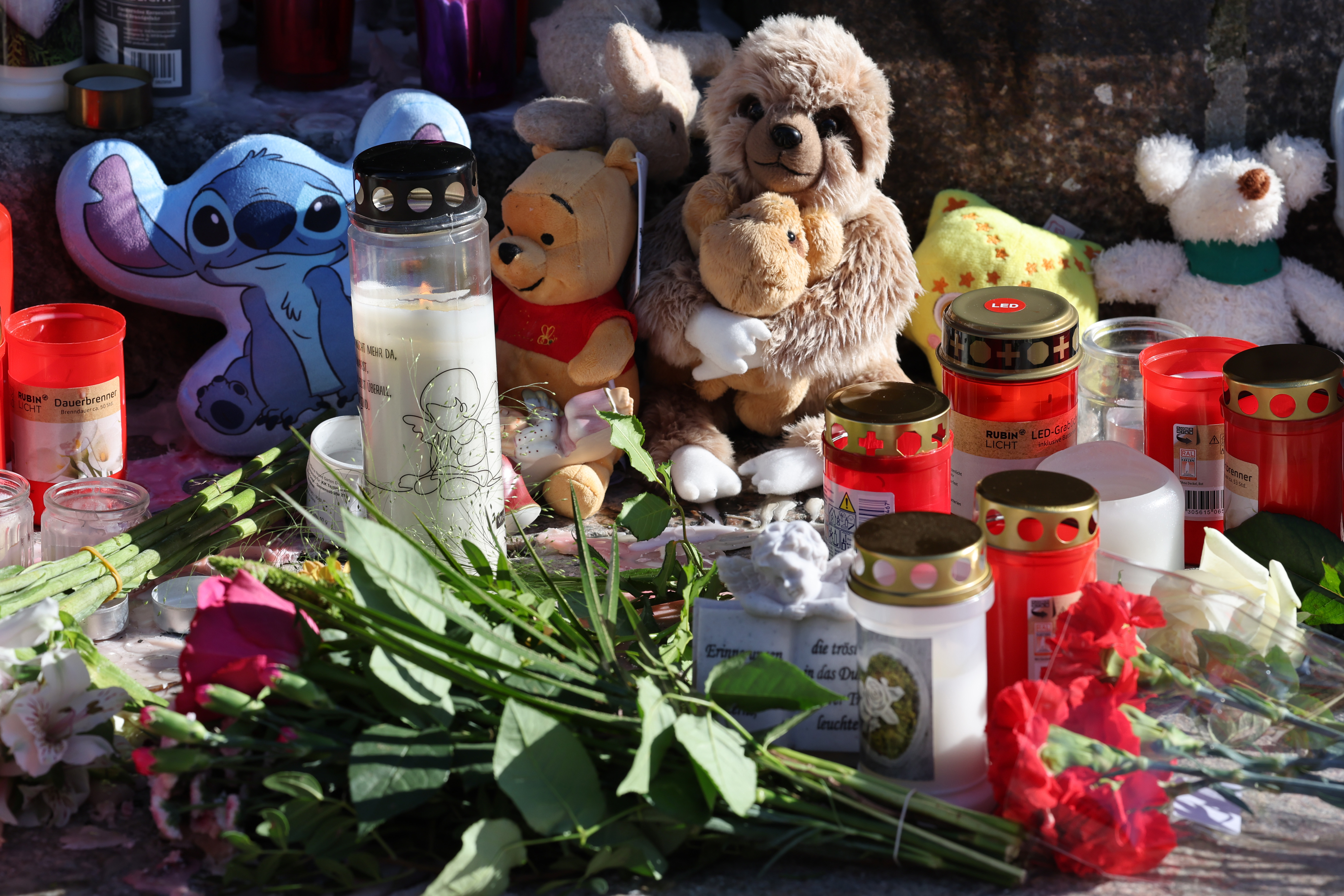 Menschen haben im Gedenken an Fabian Blumen, Kerzen und Plüschtiere niedergelegt. | Quelle: Getty Images