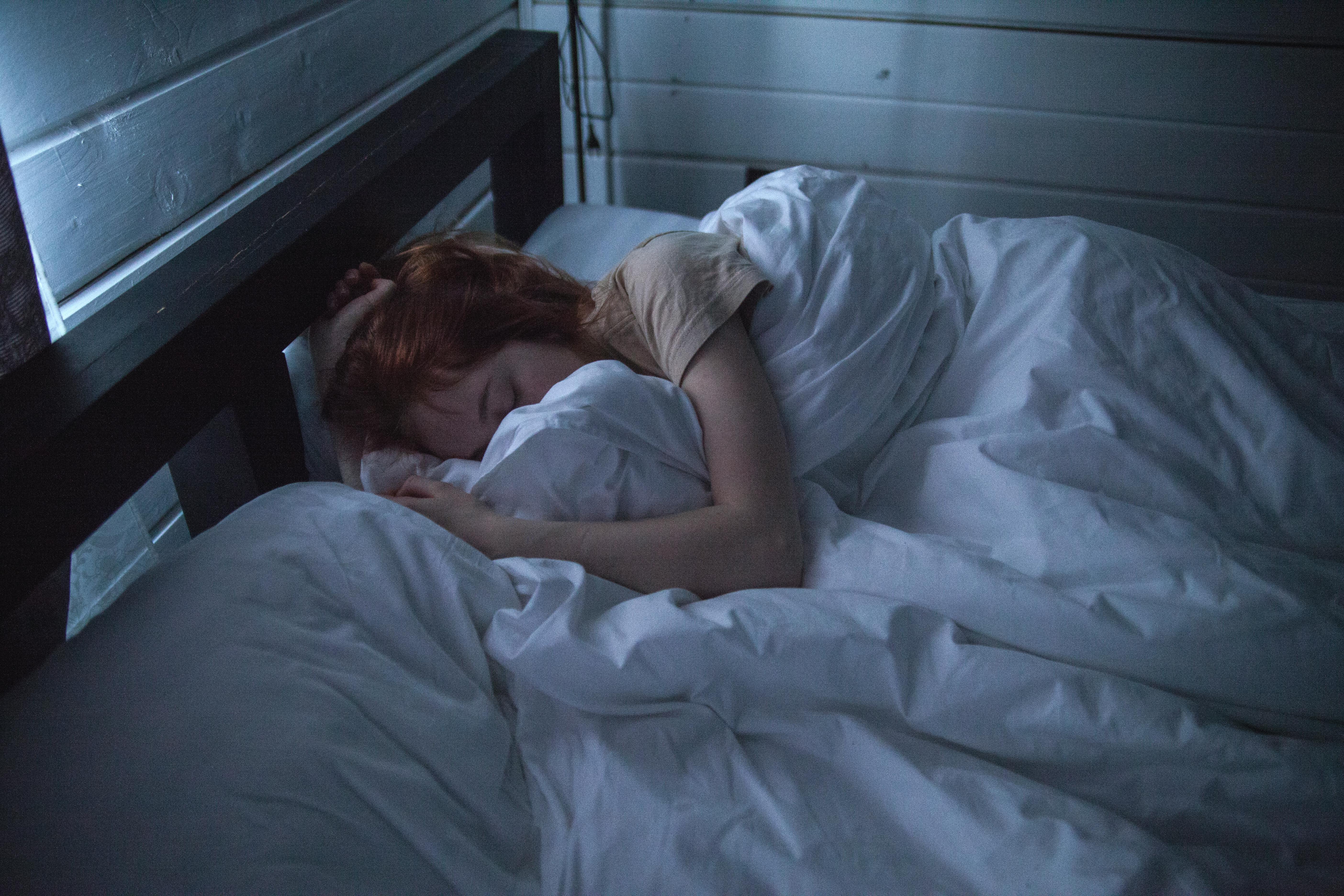 Eine Frau liegt in ihrem Bett | Quelle: Pexels