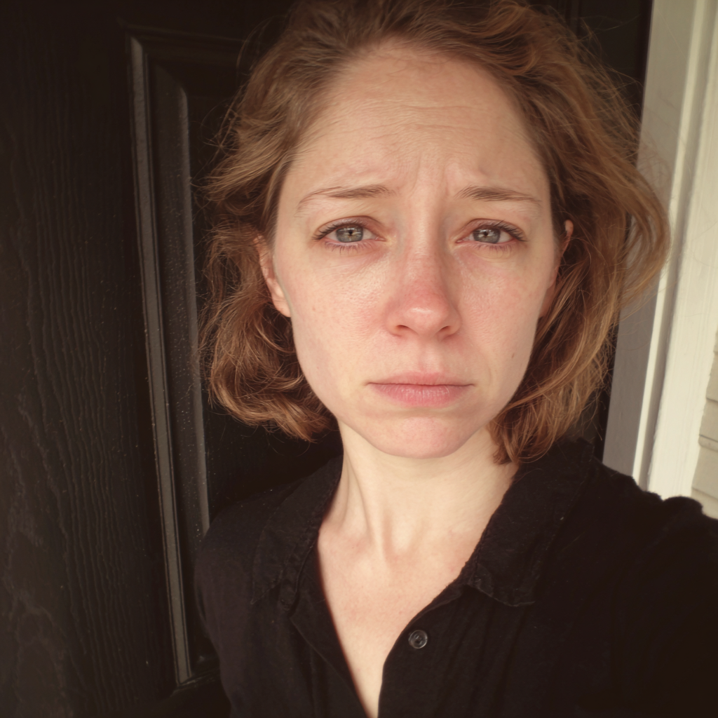 Eine Nahaufnahme einer emotionalen Frau | Quelle: Midjourney