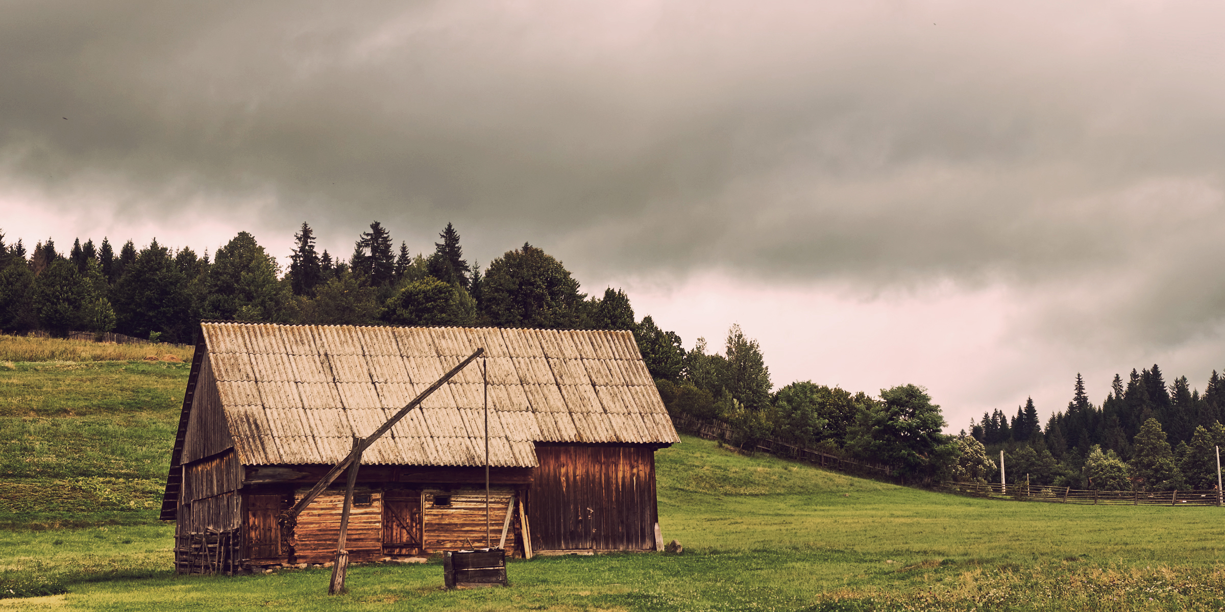 Ein altes Bauernhaus auf einem Bauernhof | Quelle: Shutterstock