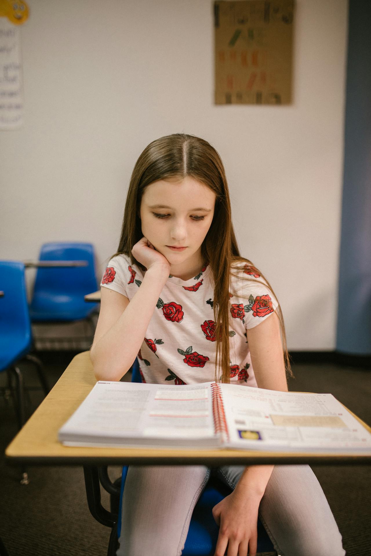 Ein trauriges Mädchen sitzt in ihrem Klassenzimmer | Quelle: Pexels