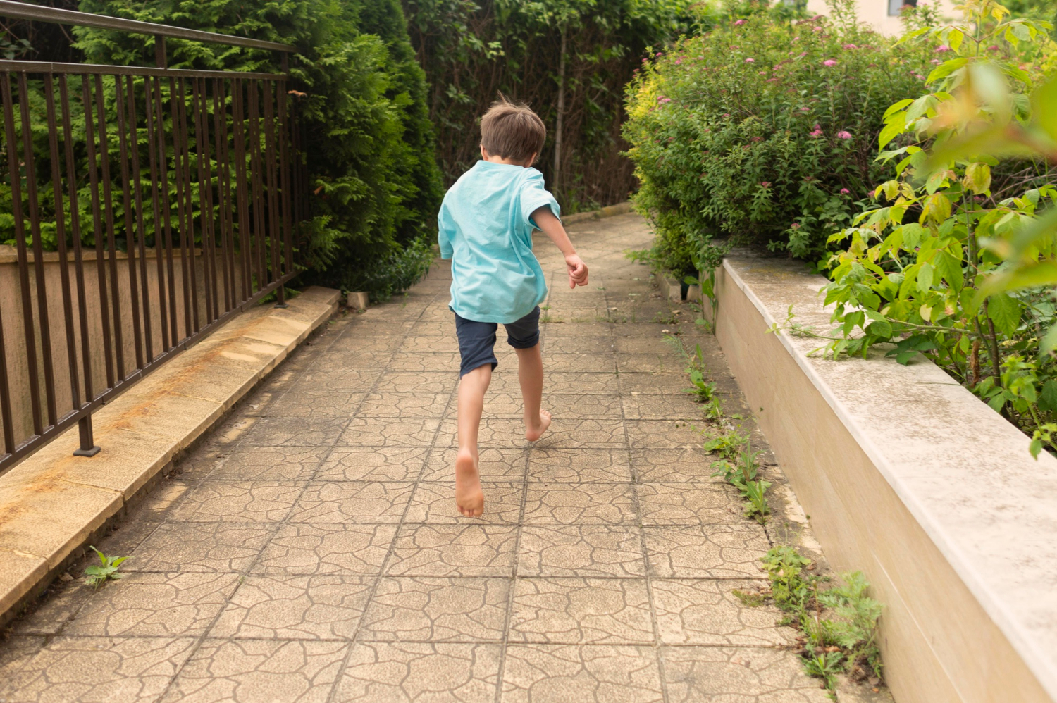 Rückansicht eines Jungen beim Laufen | Quelle: Freepik