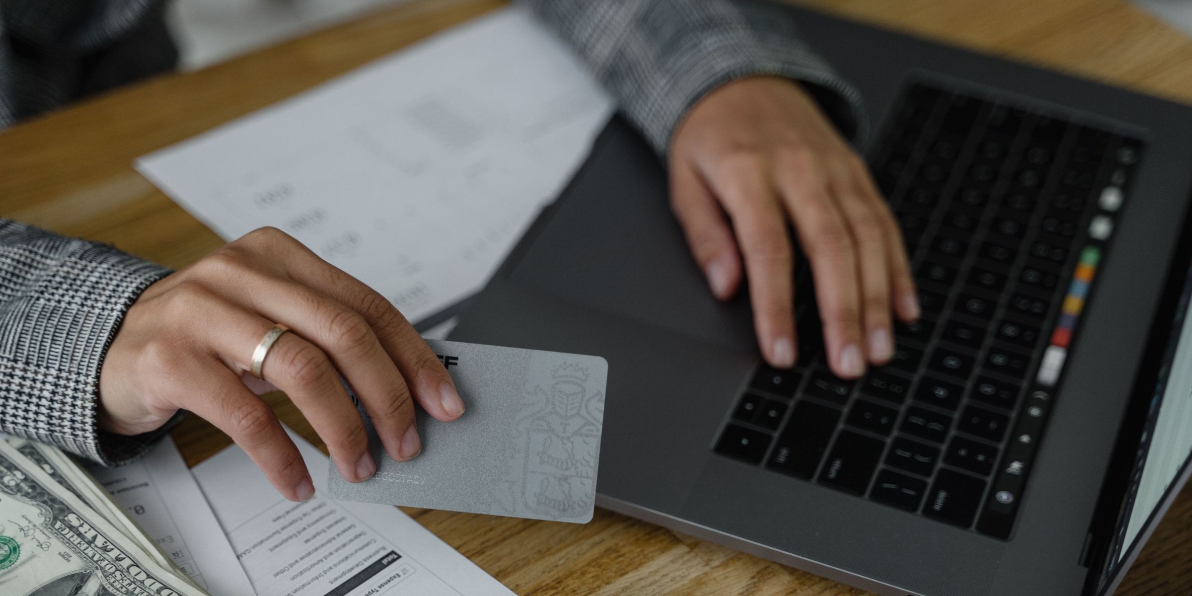 Eine Person, die an einem Tisch sitzt und einen Laptop benutzt | Quelle: Pexels