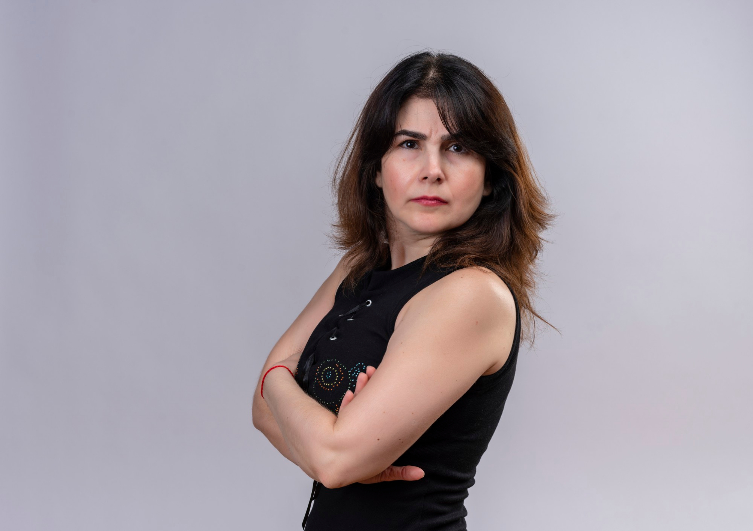 Eine Frau mit verschränkten Armen | Quelle: Freepik