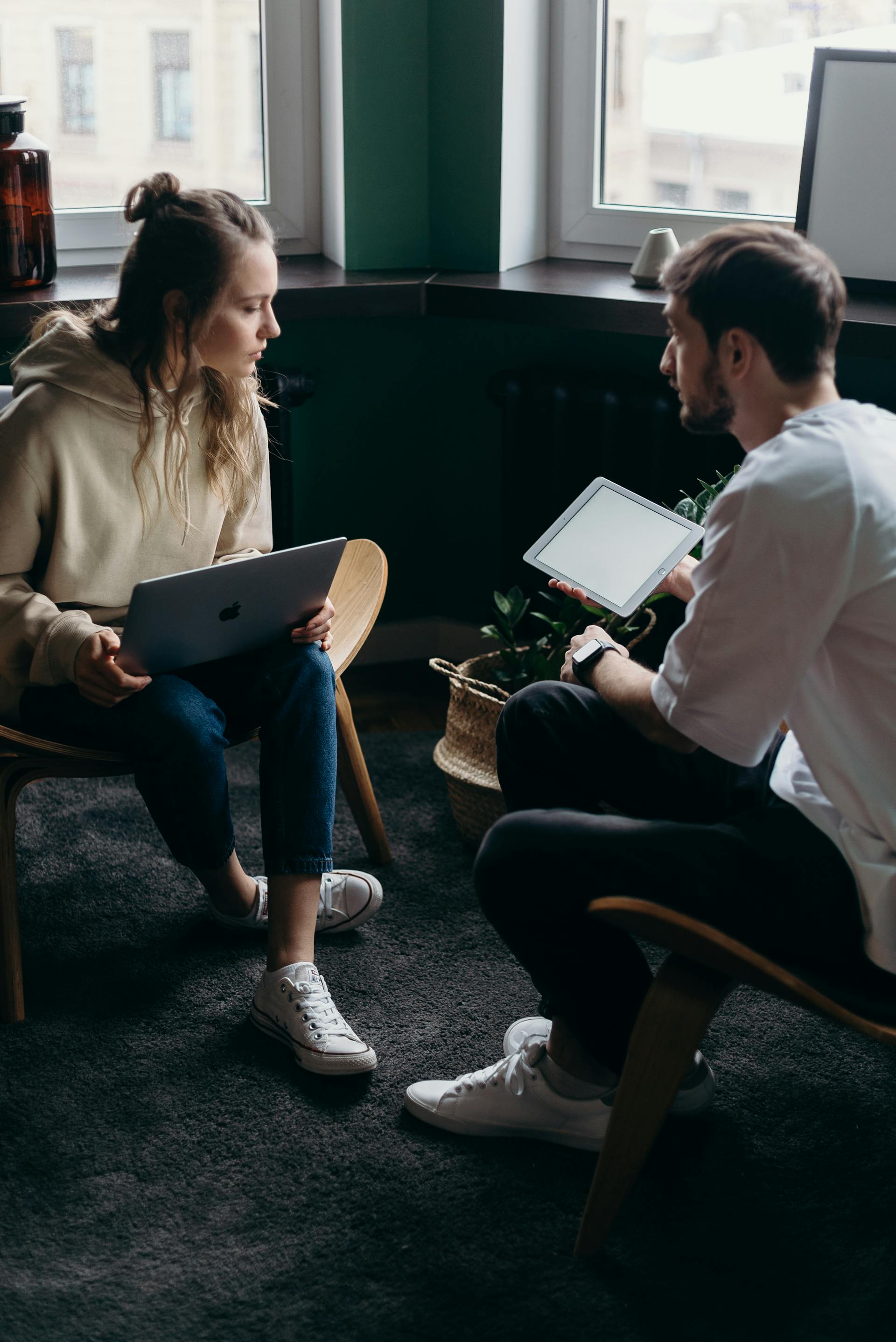 Ein Mann und eine Frau arbeiten zusammen | Quelle: Pexels
