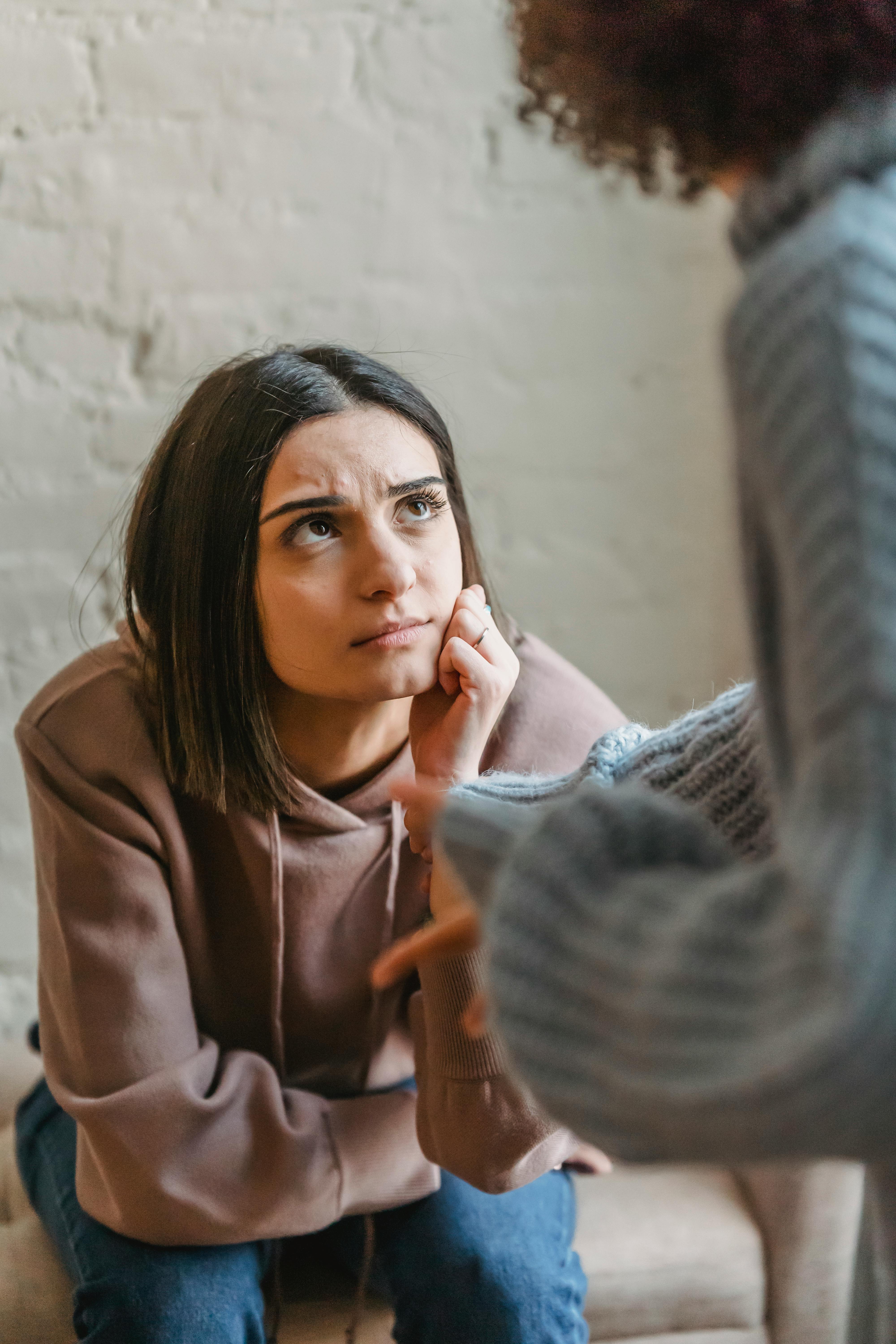 Eine Frau hört einem anderen Gespräch zu | Quelle: Pexels