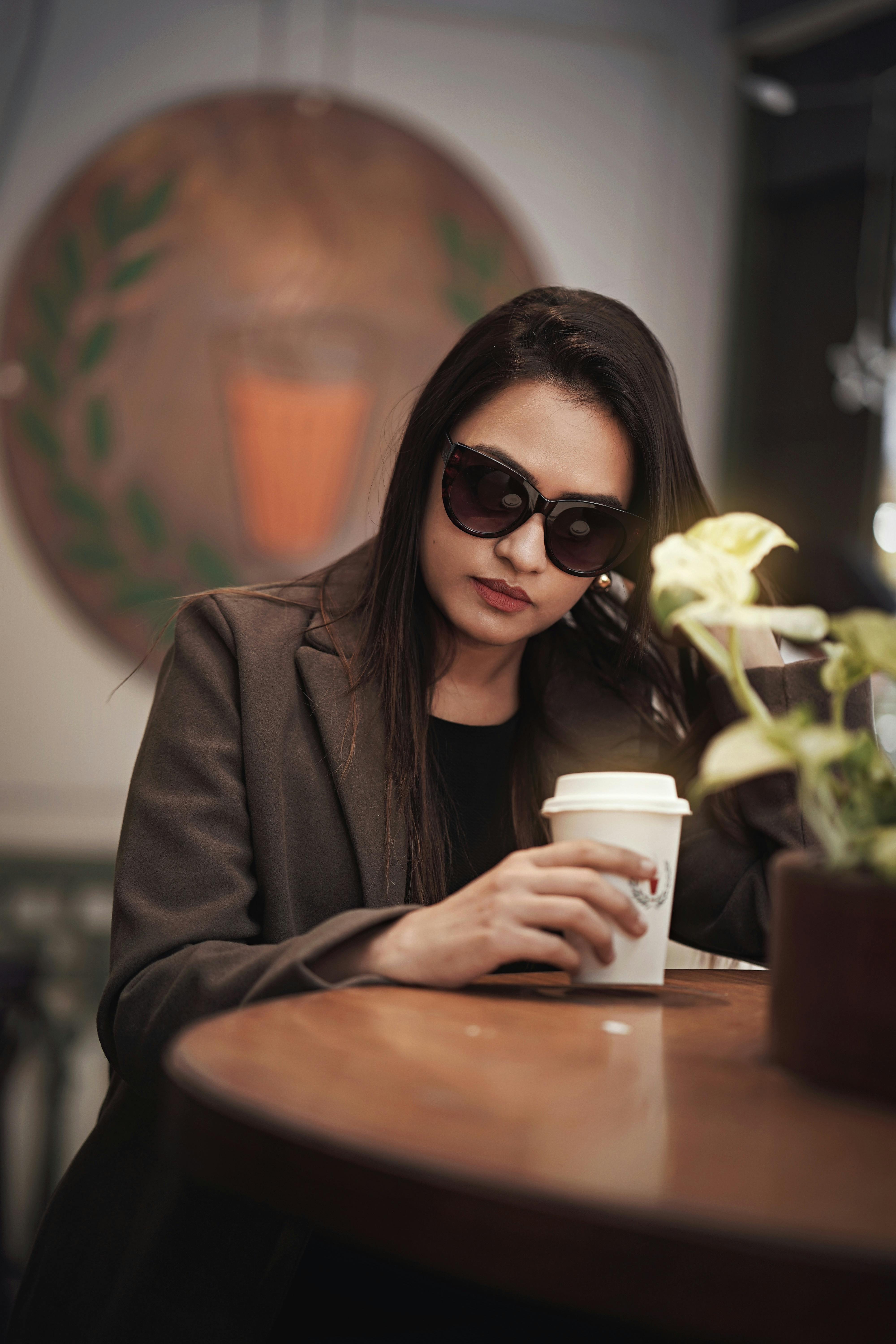 Frau beim Kaffee trinken | Quelle: Pexels