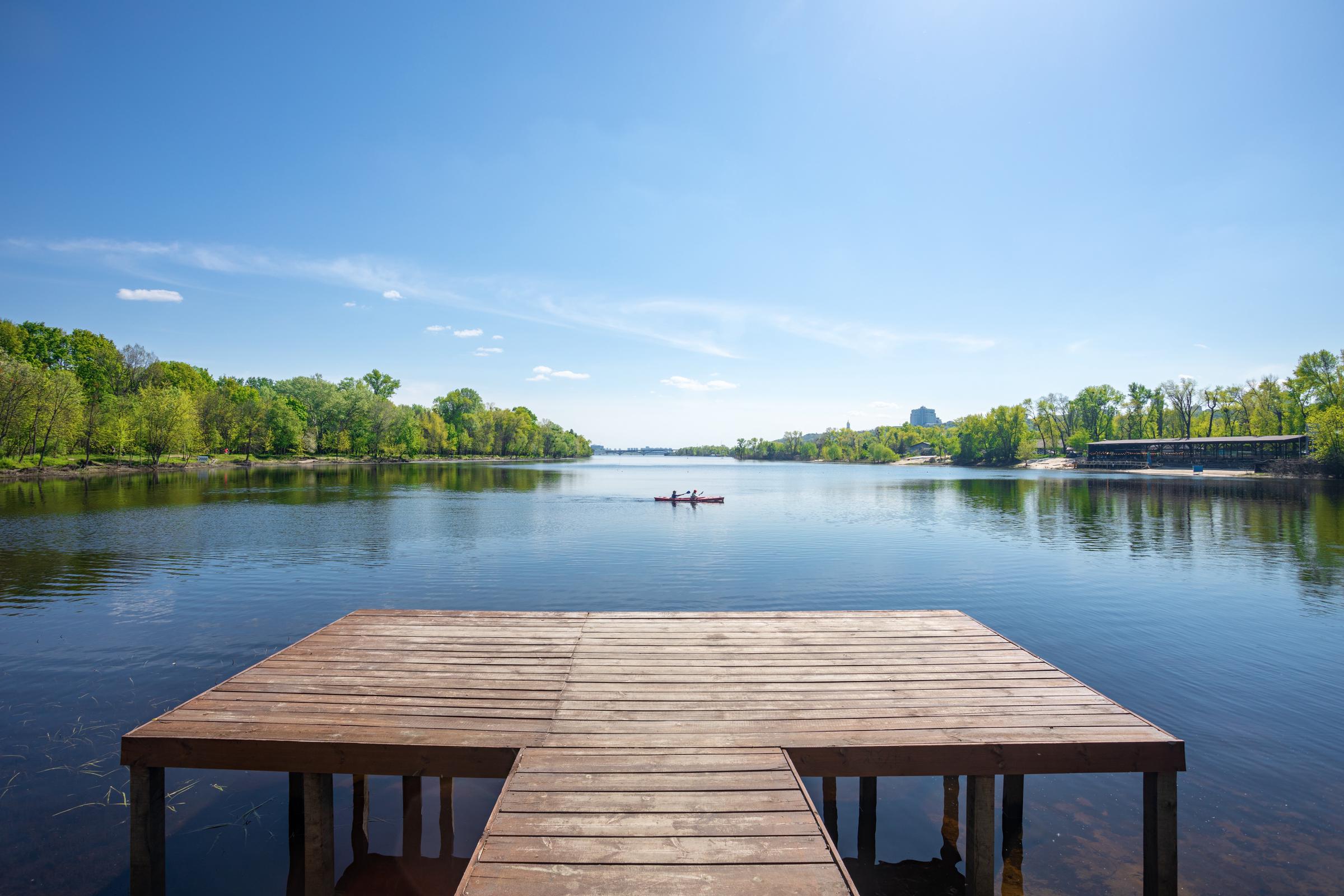 Holzpier am Fluss an einem sonnigen Tag | Quelle: Getty Images