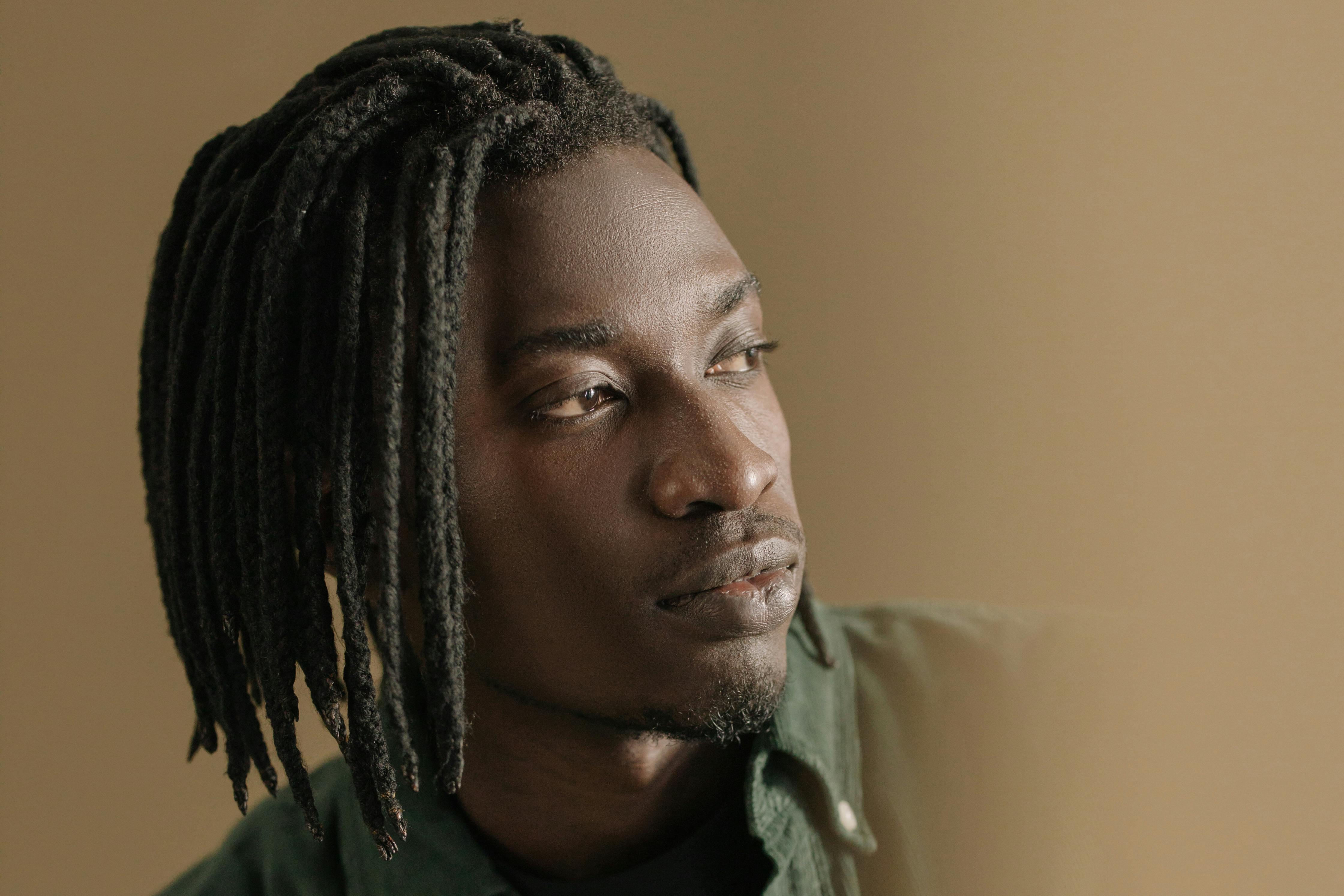 Ein Mann schaut zur Seite | Quelle: Pexels