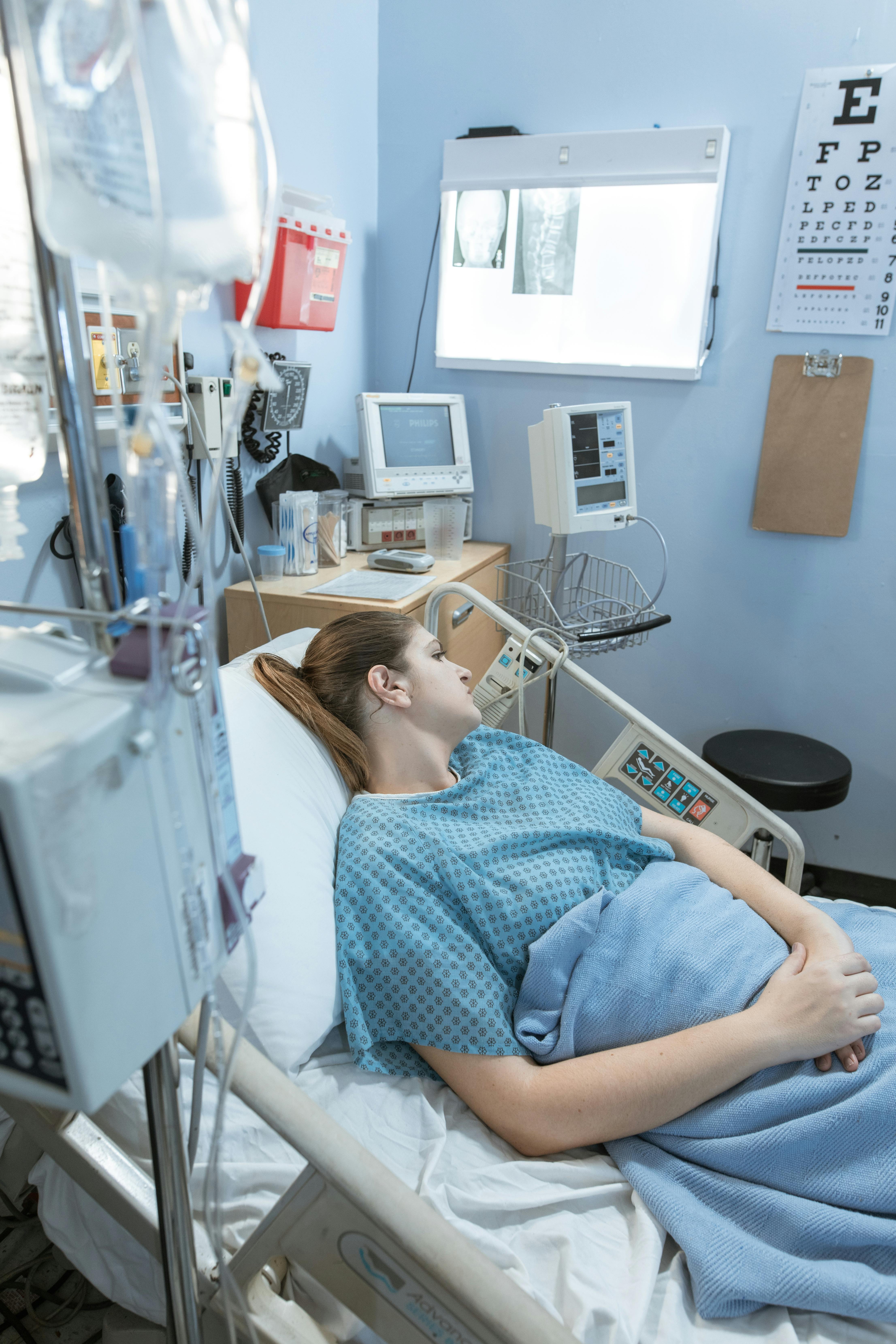 Eine Frau allein in einem Krankenhauszimmer | Quelle: Pexels