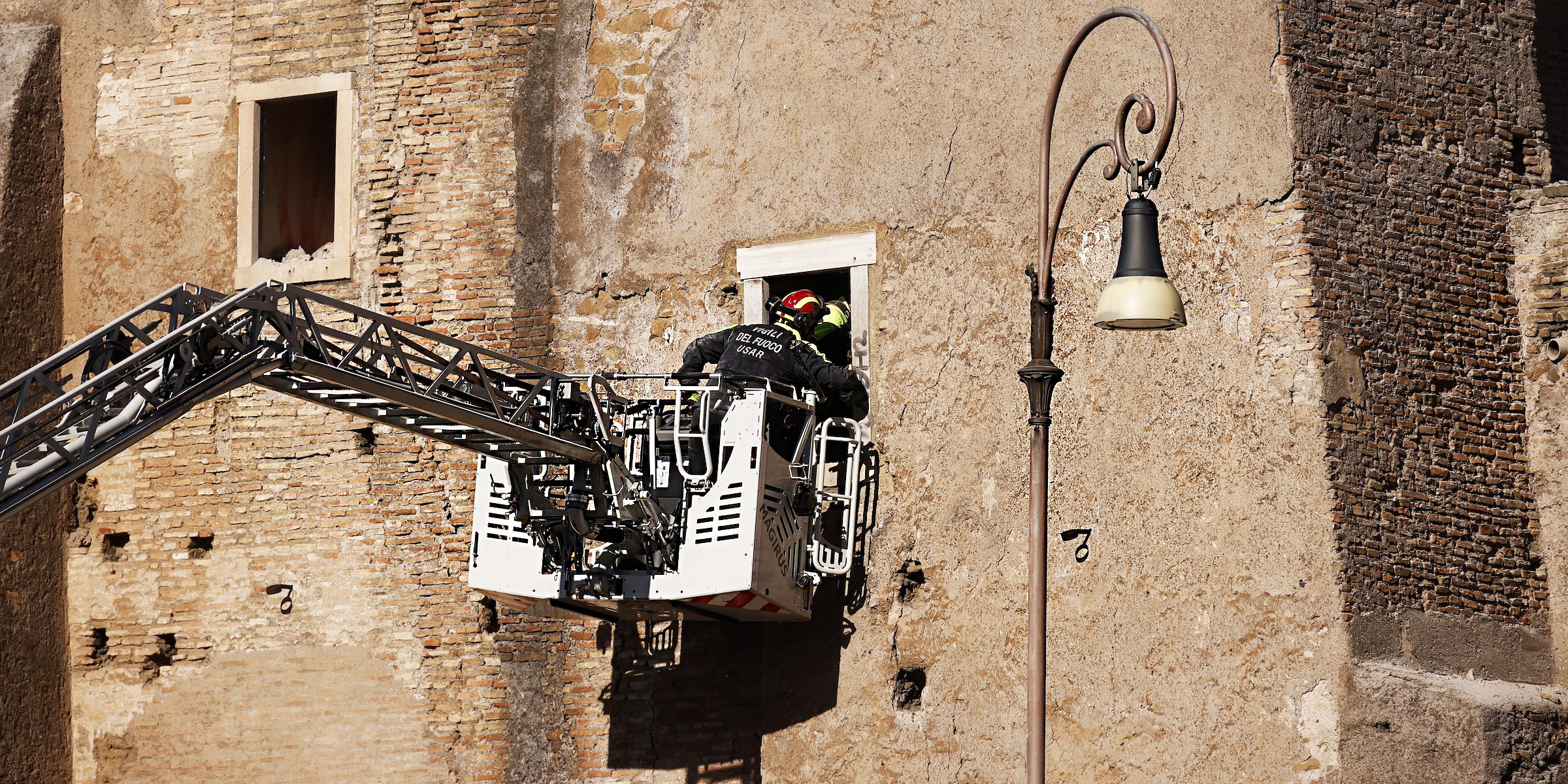 Mitglieder der italienischen Feuerwehr sind am 3. November 2025 am Ort des teilweise eingestürzten Torre dei Conti im Einsatz | Quelle: Getty Images