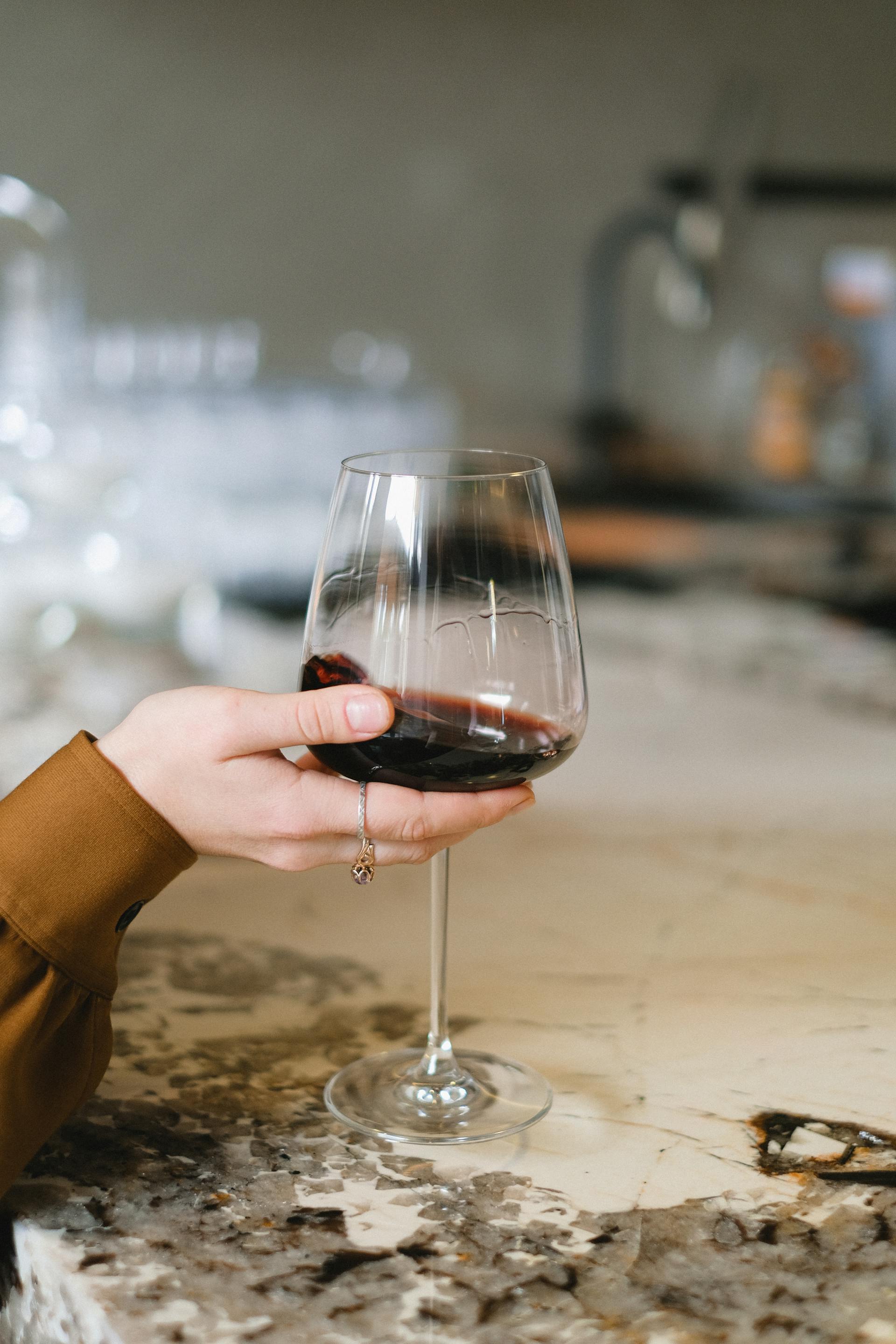 Eine Frau hält ein Glas | Quelle: Pexels