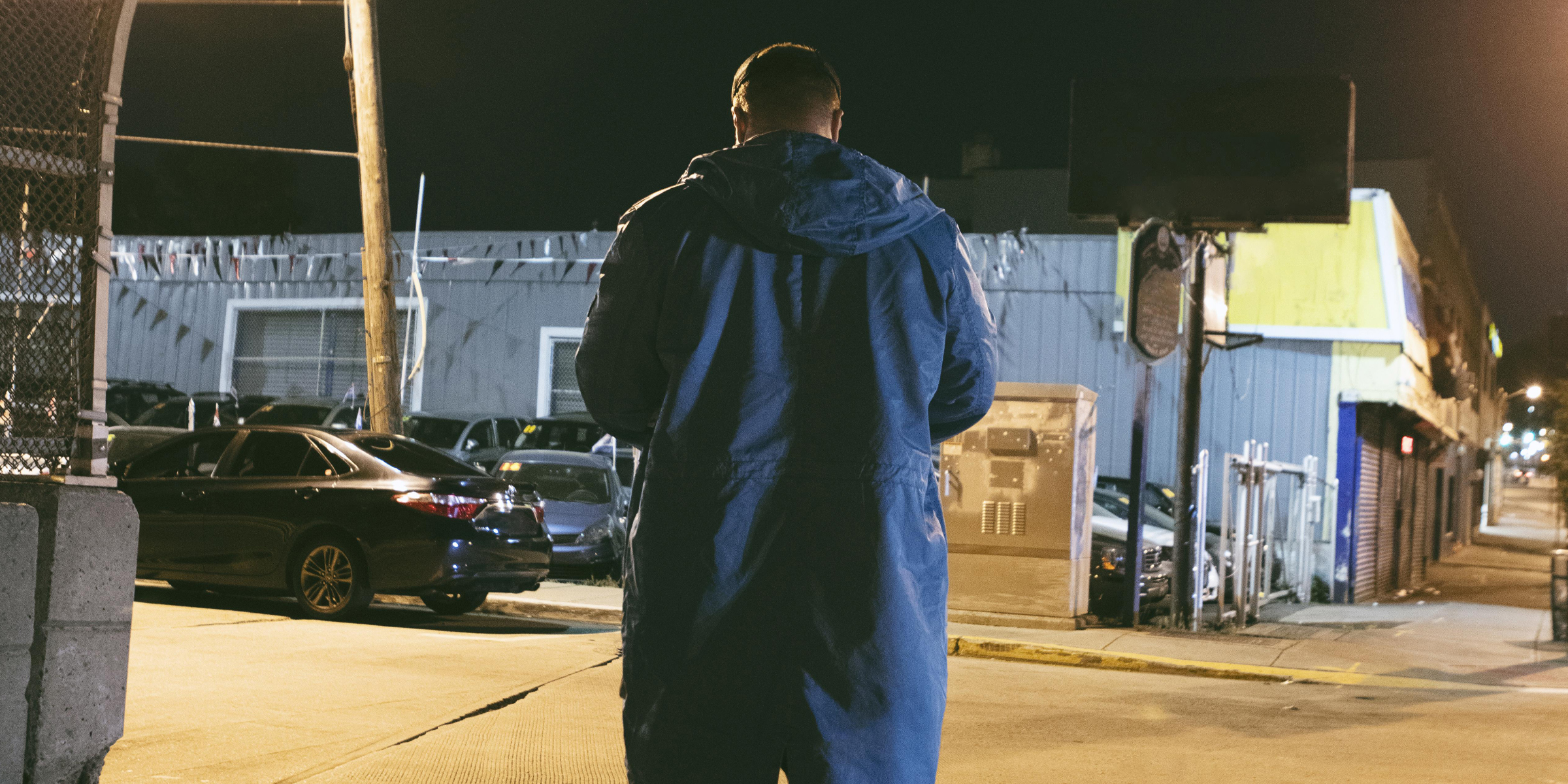 Ein Mann geht auf der Straße | Quelle: Freepik