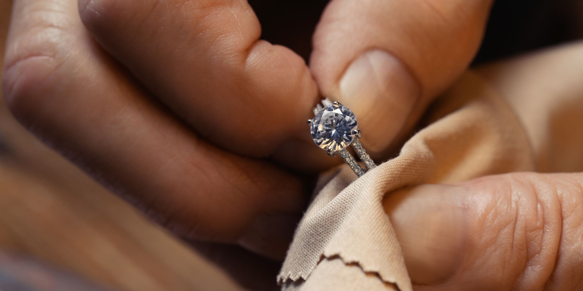 Eine Person hält einen Diamantring | Quelle: Shutterstock