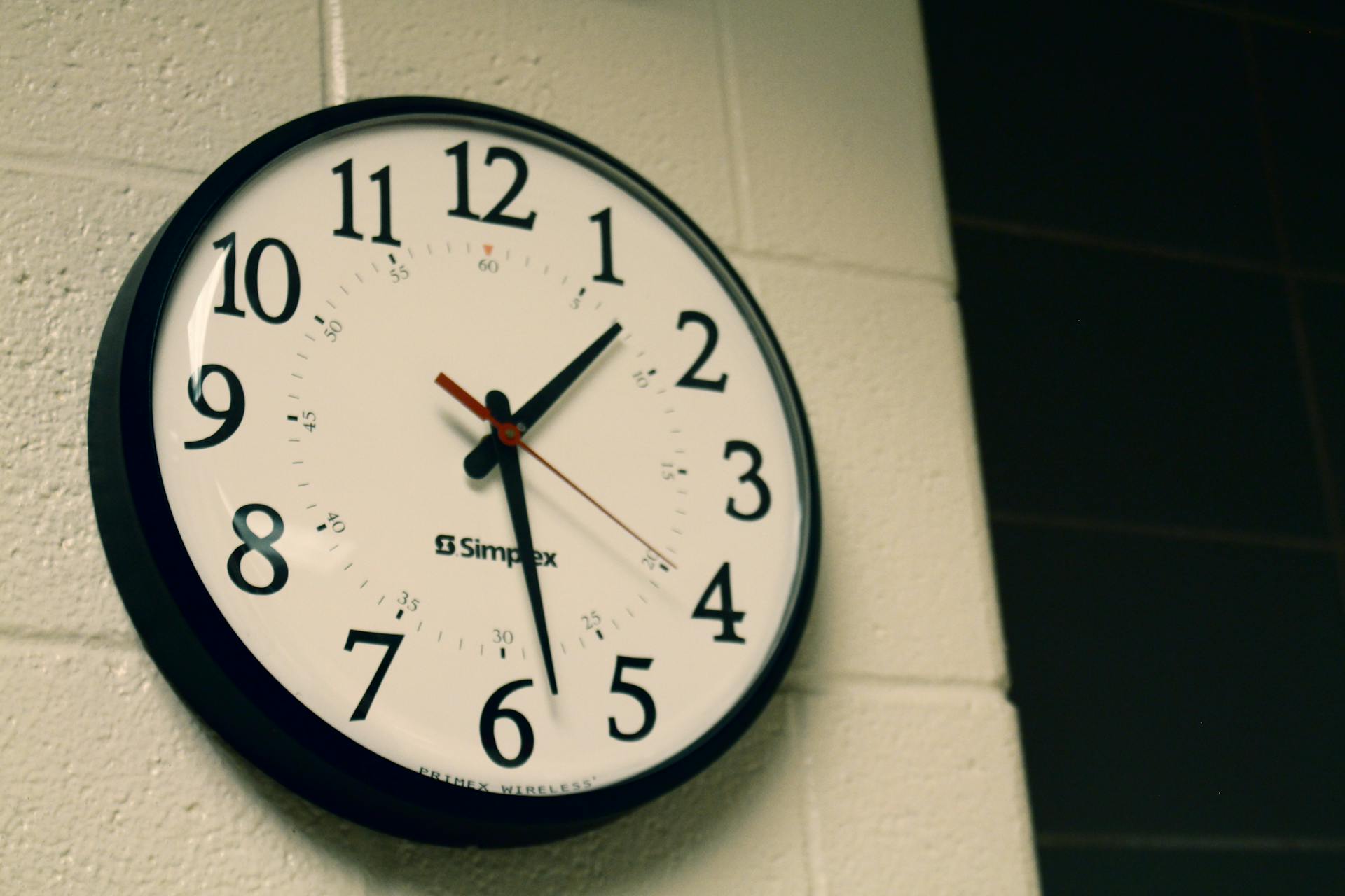 Eine Wanduhr | Quelle: Pexels