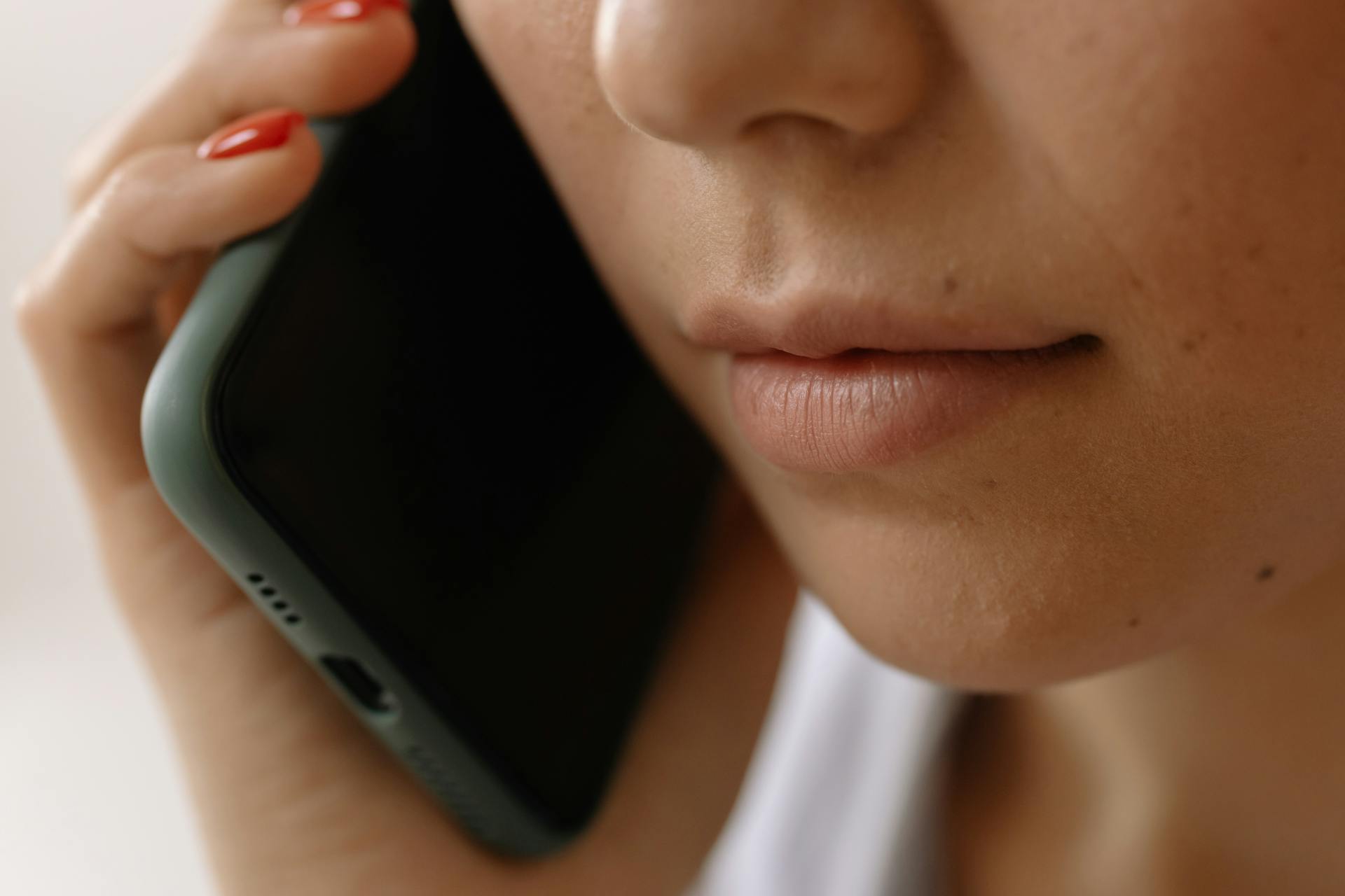 Eine Frau, die mit einem Handy telefoniert | Quelle: Pexels