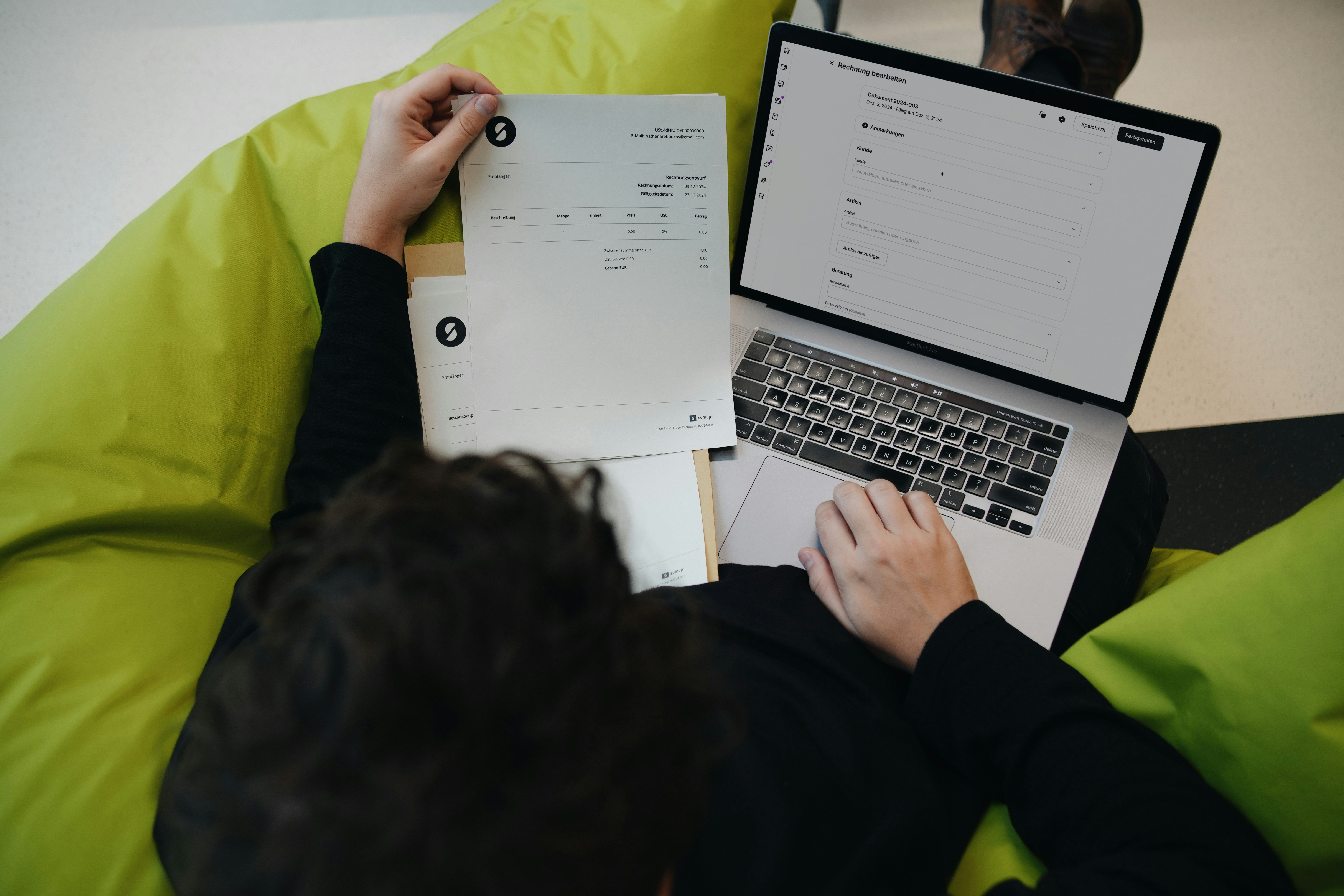 Eine Person, die sich Rechnungen ansieht | Quelle: Unsplash