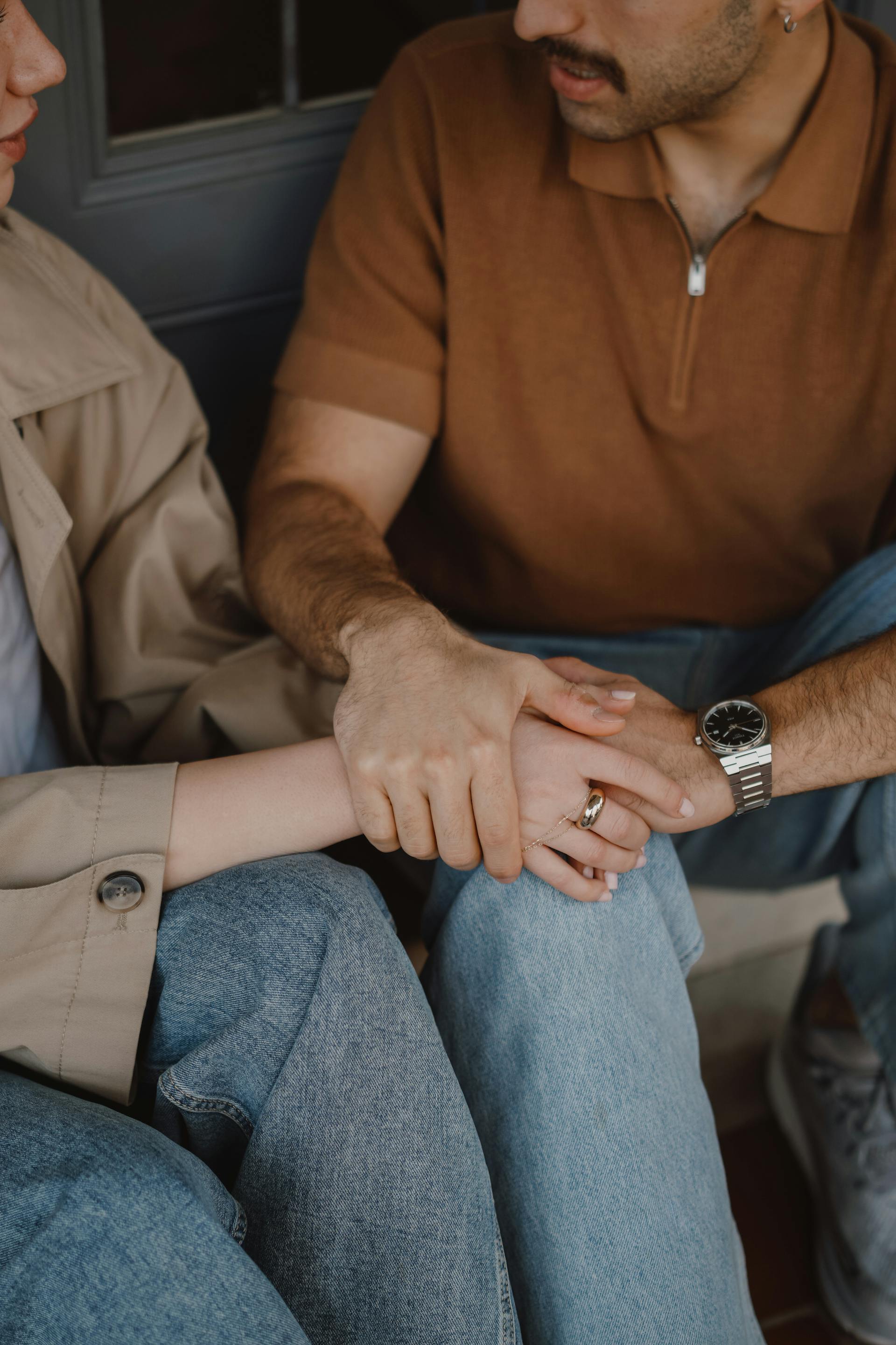 Ein Mann tröstet eine Frau | Quelle: Pexels
