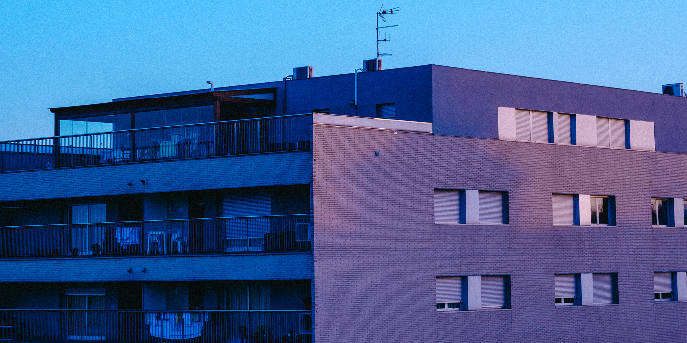 Ein modernes Wohnhaus in der Abenddämmerung | Quelle: Freepik / leyy