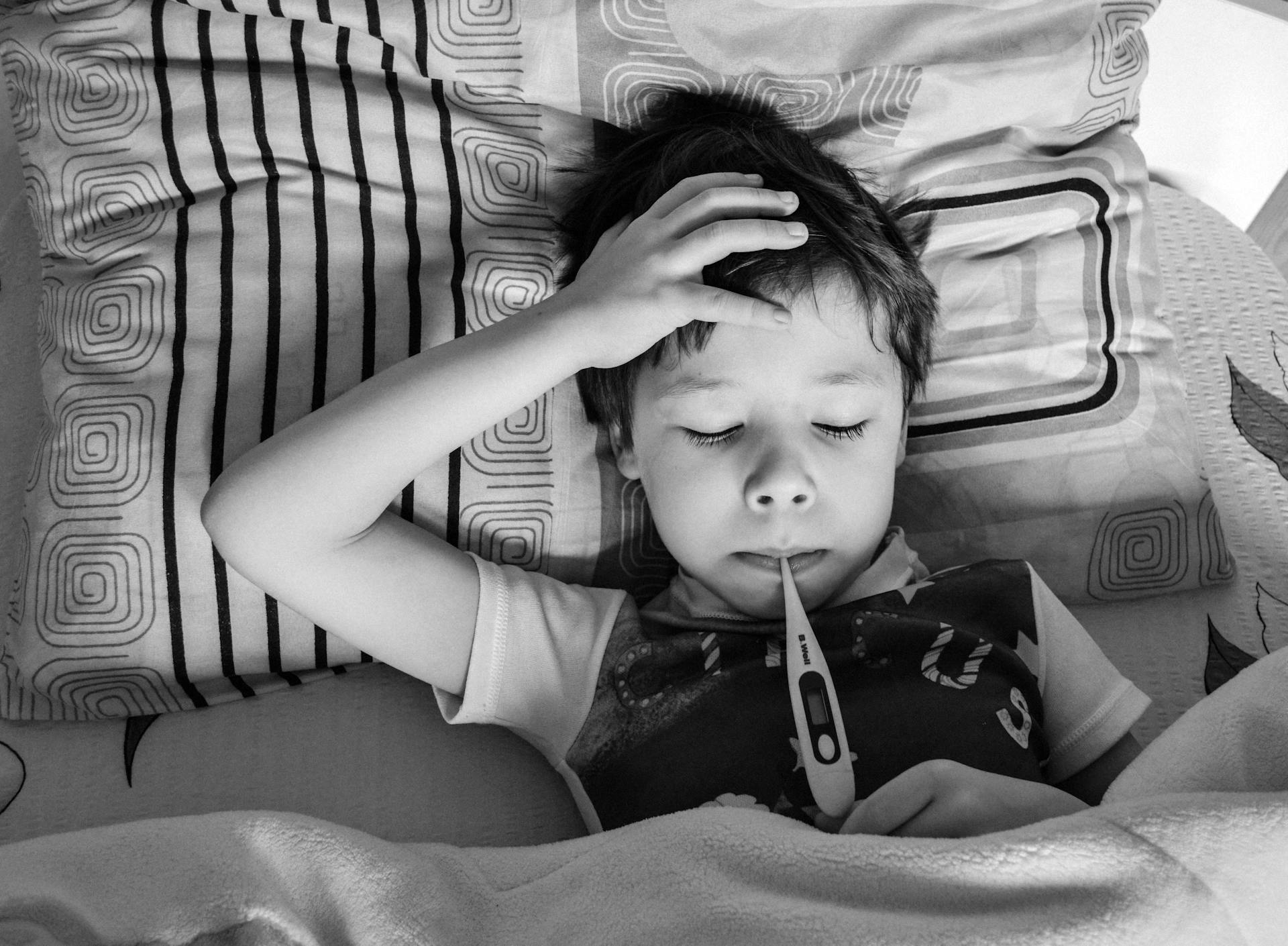 Ein kleiner Junge mit Fieber | Quelle: Pexels