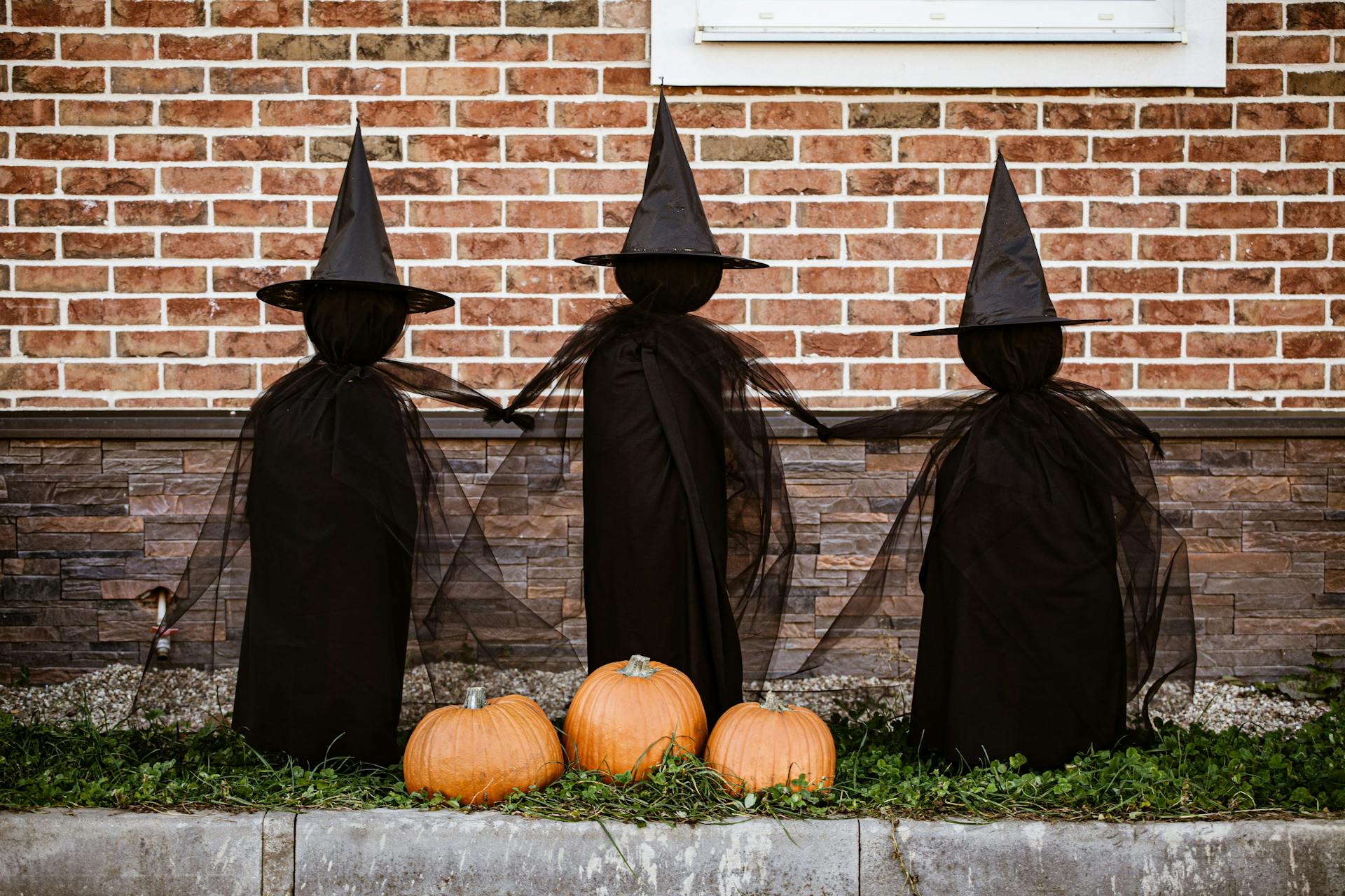 Halloween-Dekoration vor einem Haus | Quelle: Pexels