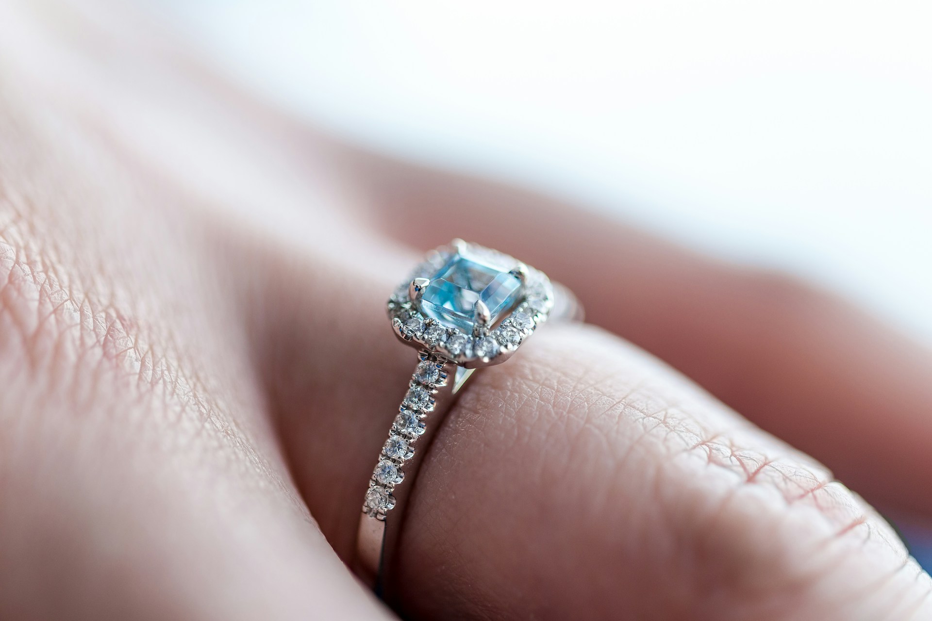 Nahaufnahme einer Person, die einen Ring trägt | Quelle: Unsplash
