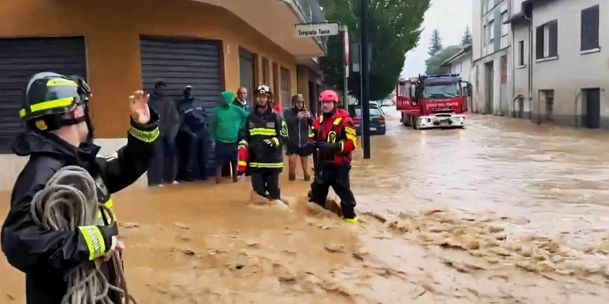 Rettungskräfte vor Ort inmitten der Flut | Quelle: x.com/vigilidelfuoco